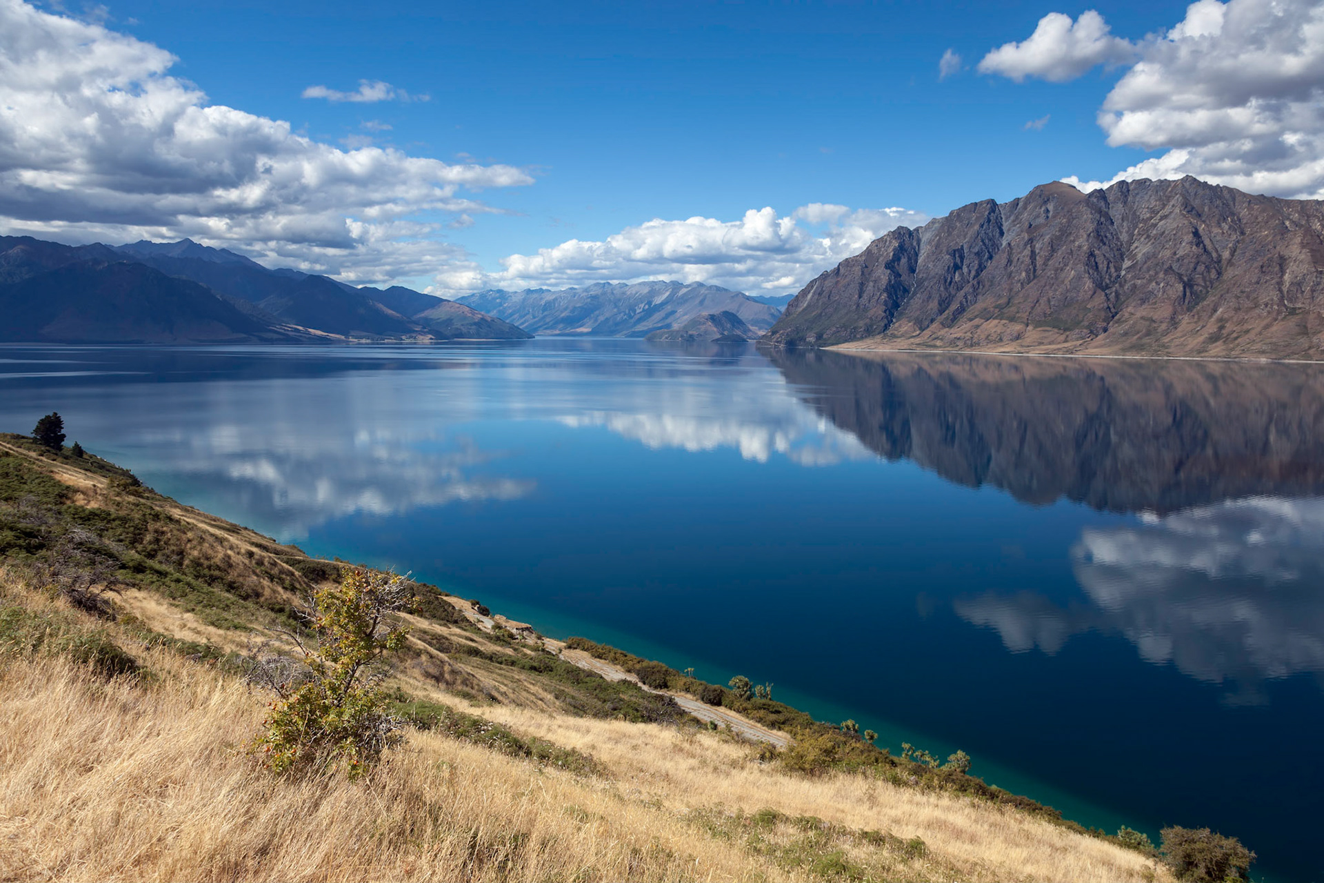 Scenic view of Lake Hawea and distant mountains