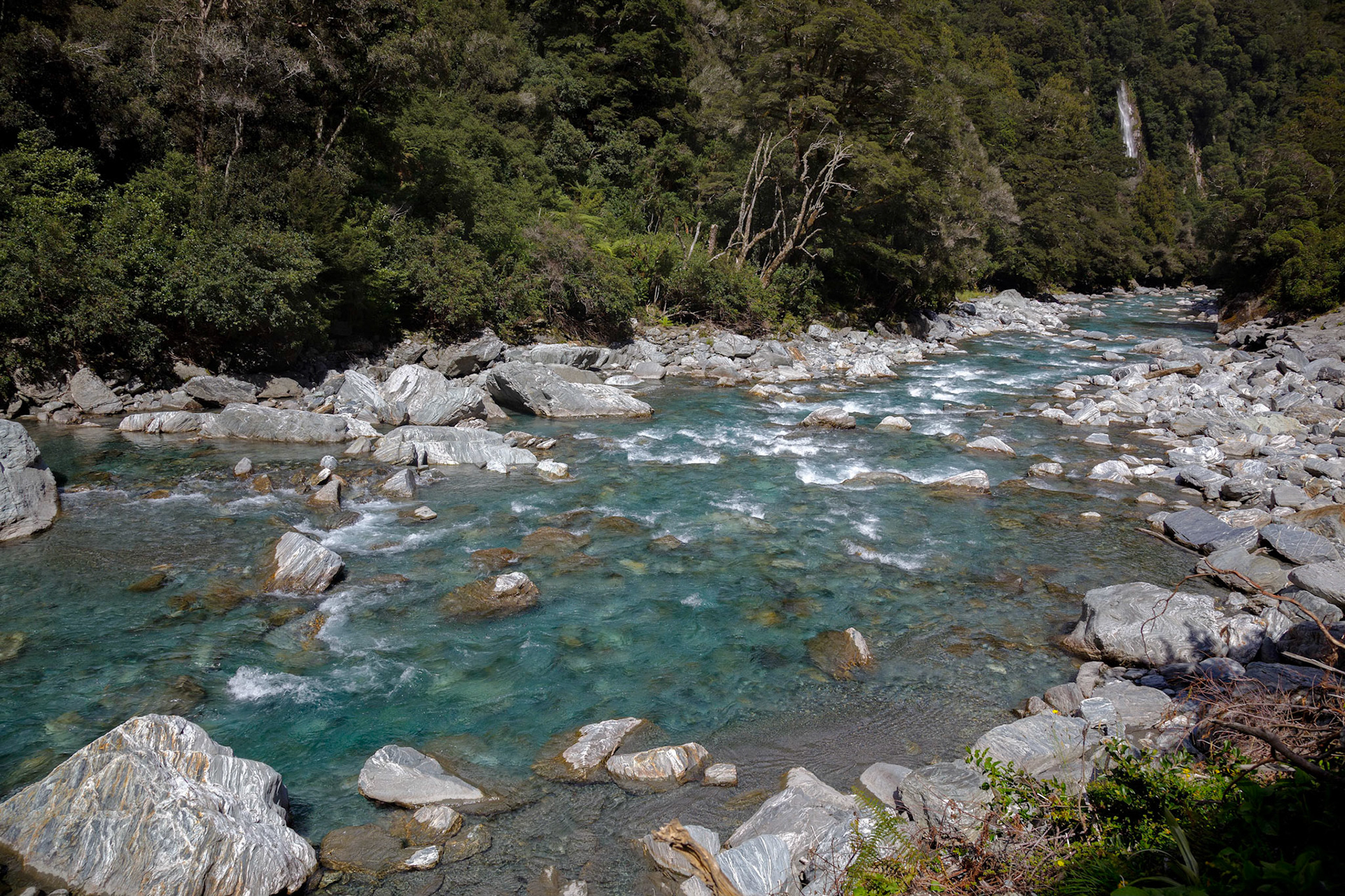 Rocky terrain and a waterfall at Thunder Creek in New Zealand