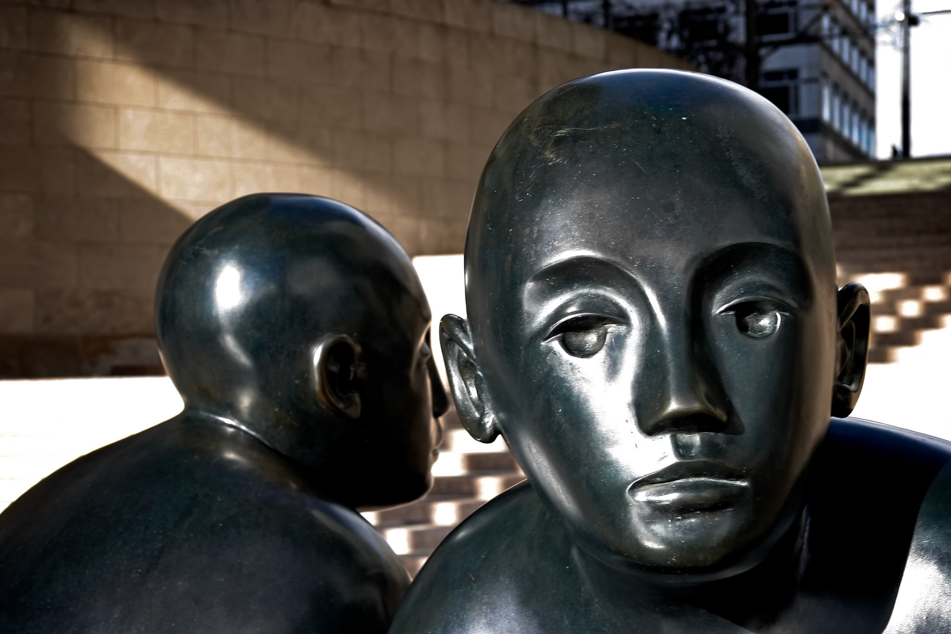 LONDON/UK - FEBRUARY 12 : Giles Penny’s Two Men on a Bench at Canary Wharf in Docklands London on February 12, 2005