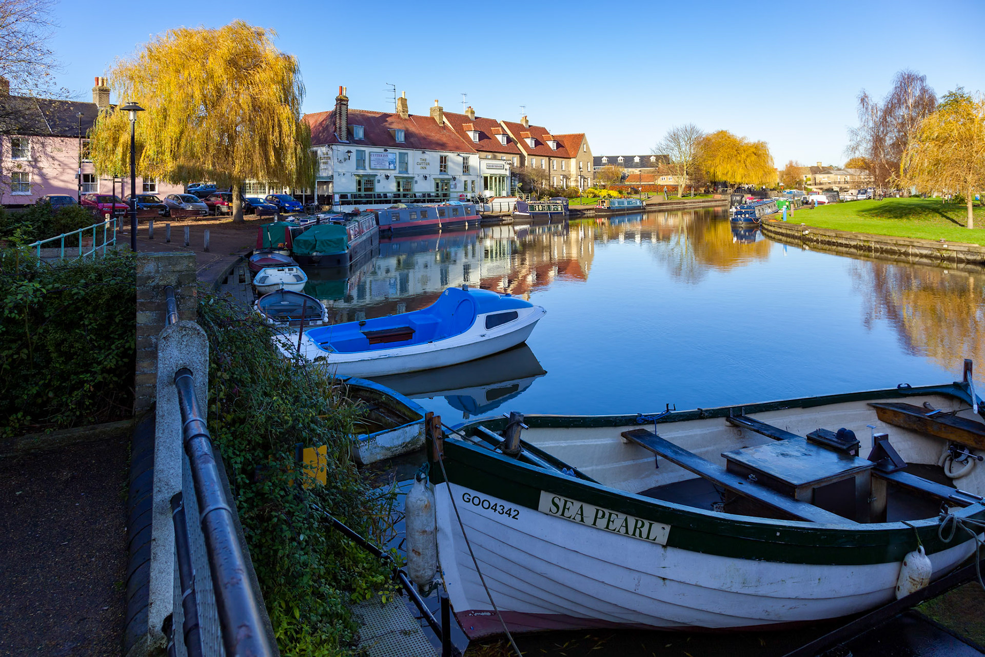 ELY, CAMBRIDGESHIRE/UK - NOVEMBER 23 : View along the River Great Ouse at Ely on November 23, 2012
