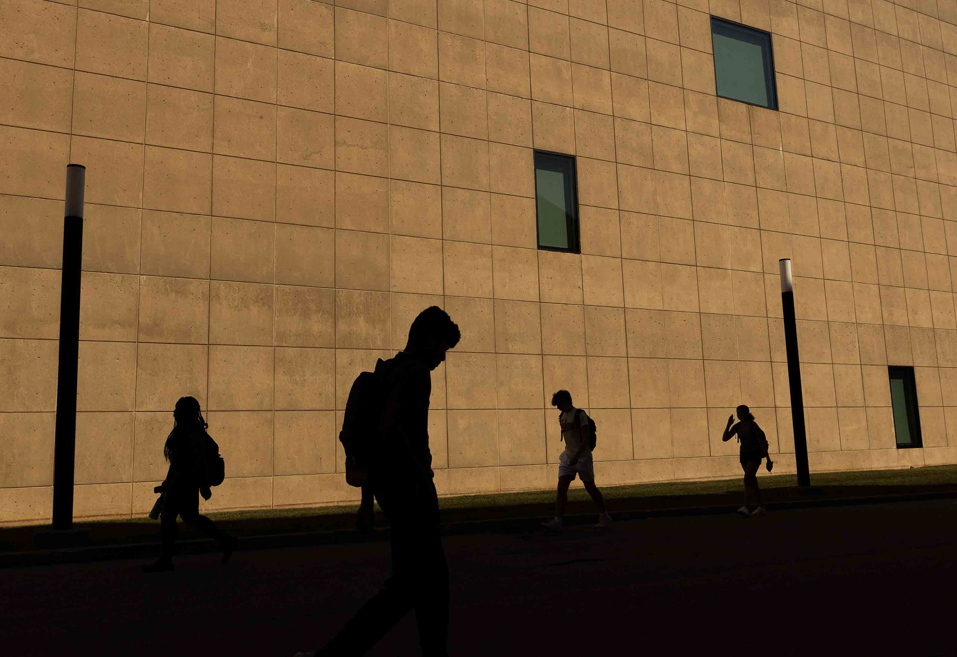 IU students pass the Eskenazi Museum of Art.