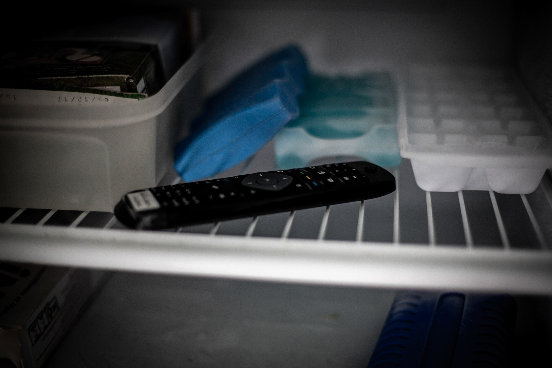 Le compartiment congélateur du frigo est-il vraiment la place de la télécommande de la tv ?
