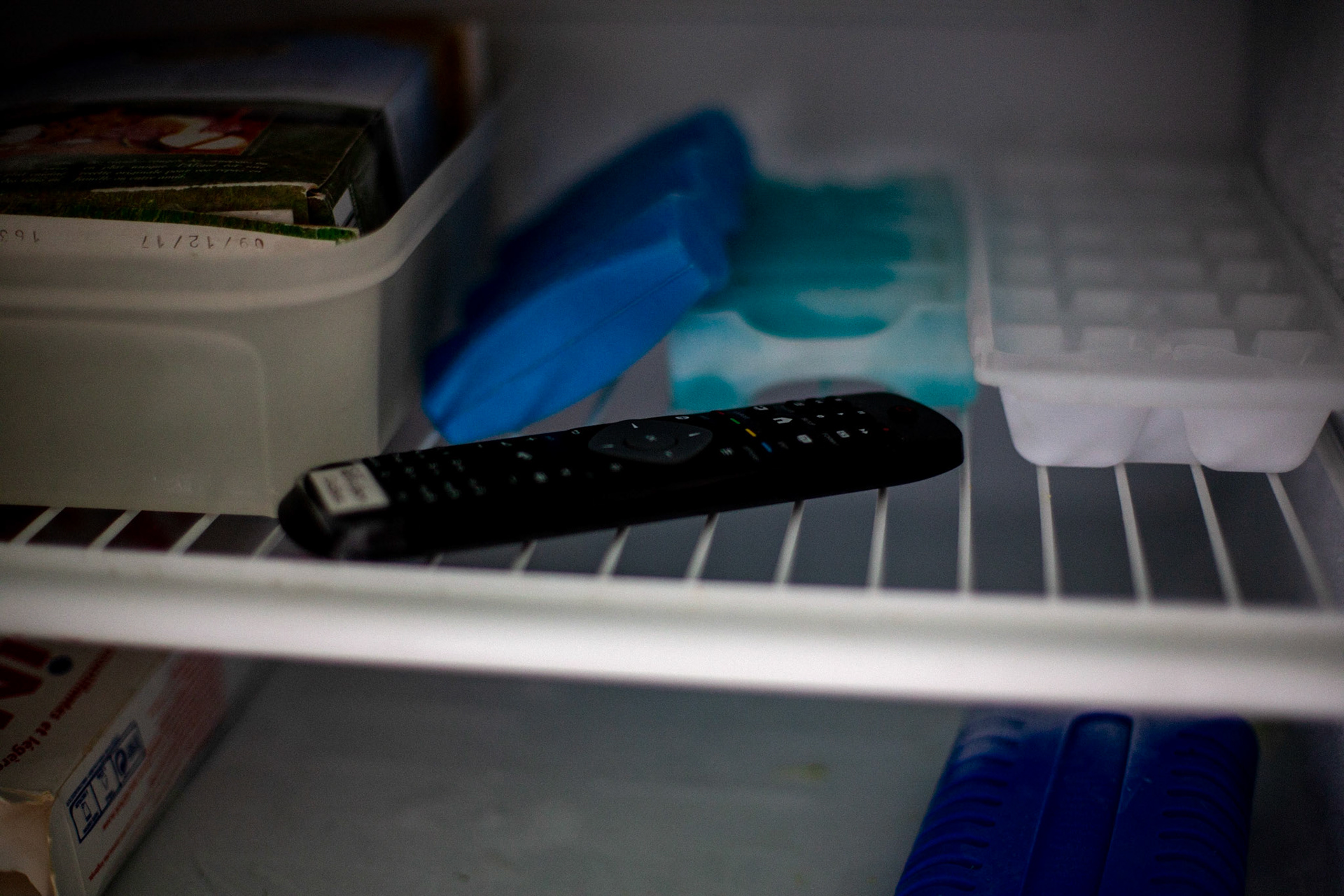Le compartiment congélateur du frigo est-il vraiment la place de la télécommande de la tv ?