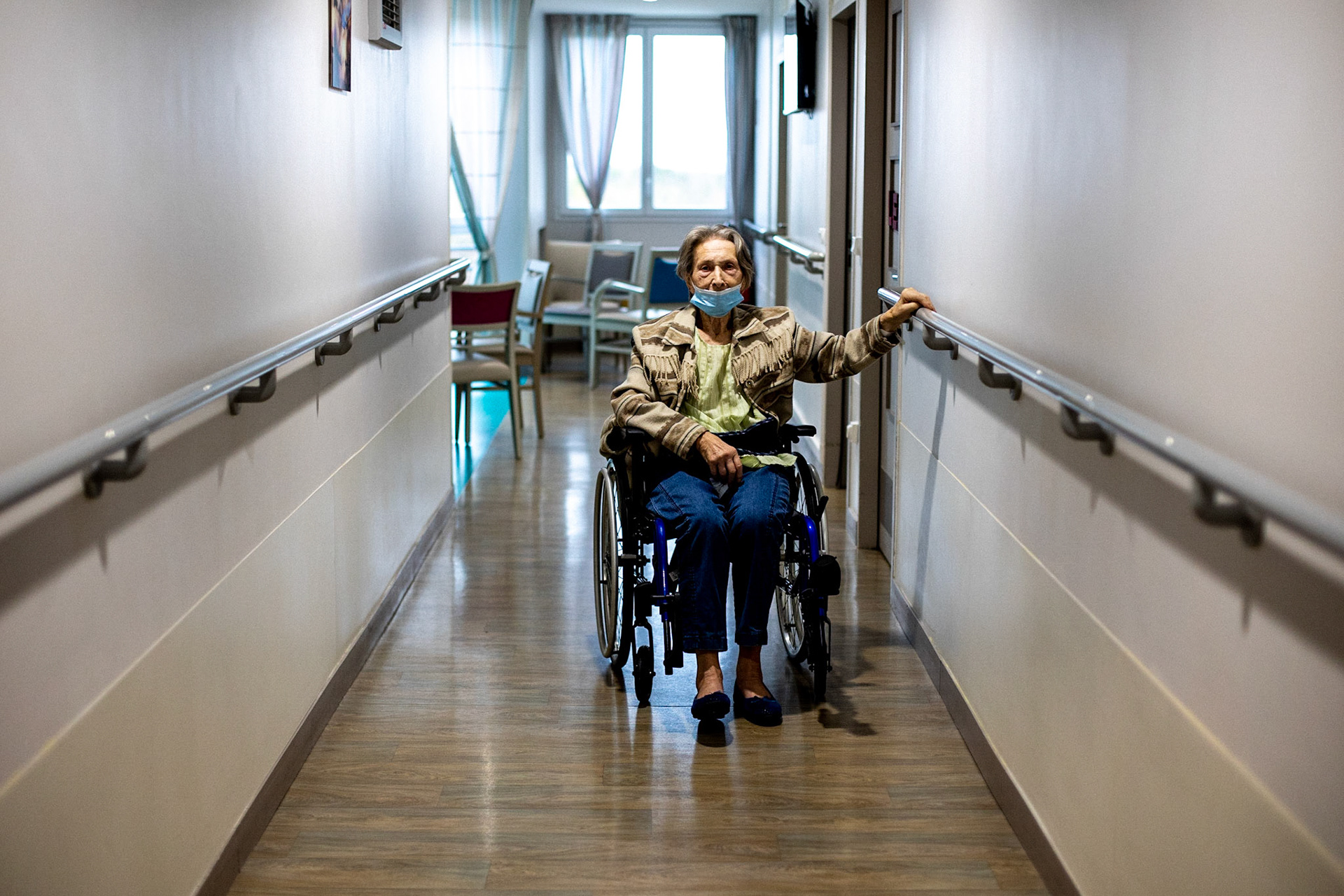 Quoi de pire pour une femme active que de n'avoir pour seul univers son fauteuil meme avec roulettes. D'autant que les kinés ont été très clairs : elle ne remarchera plus.
Sa nouvelle vie à l'Ehpad les fera mentir.