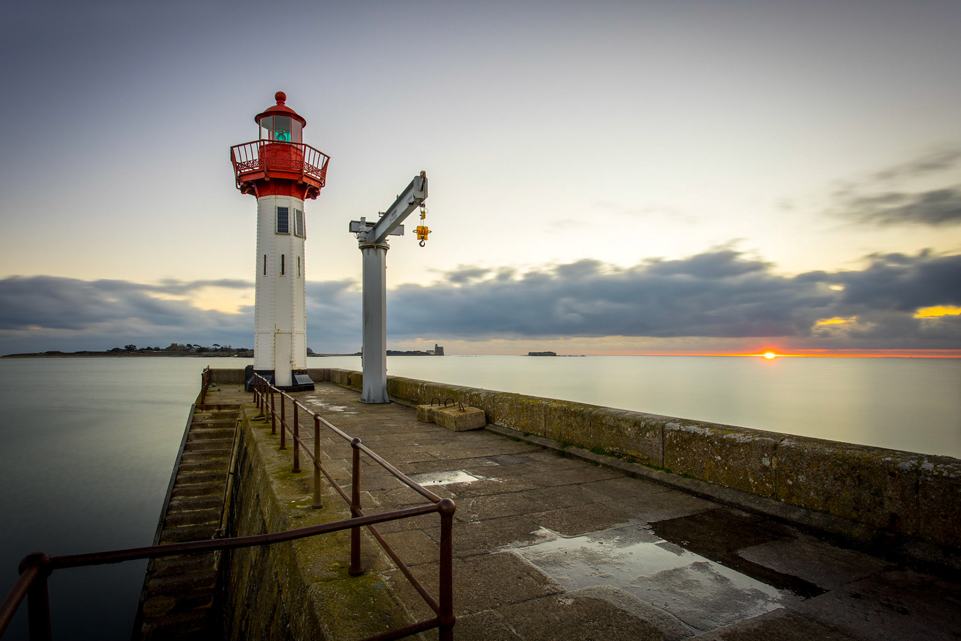 Saint-Vaast-la-Hougue, Manche, janvier 2021 : le phare à l'entrée du port au petit matin.
