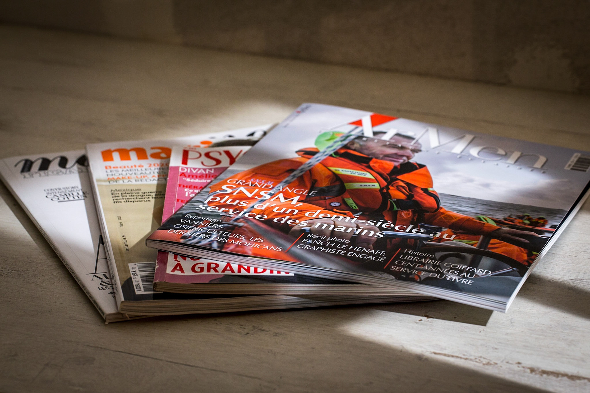 Mars 2020, confinement et activités diverses pour travailler ou passer le temps.Lecture de magazines.
