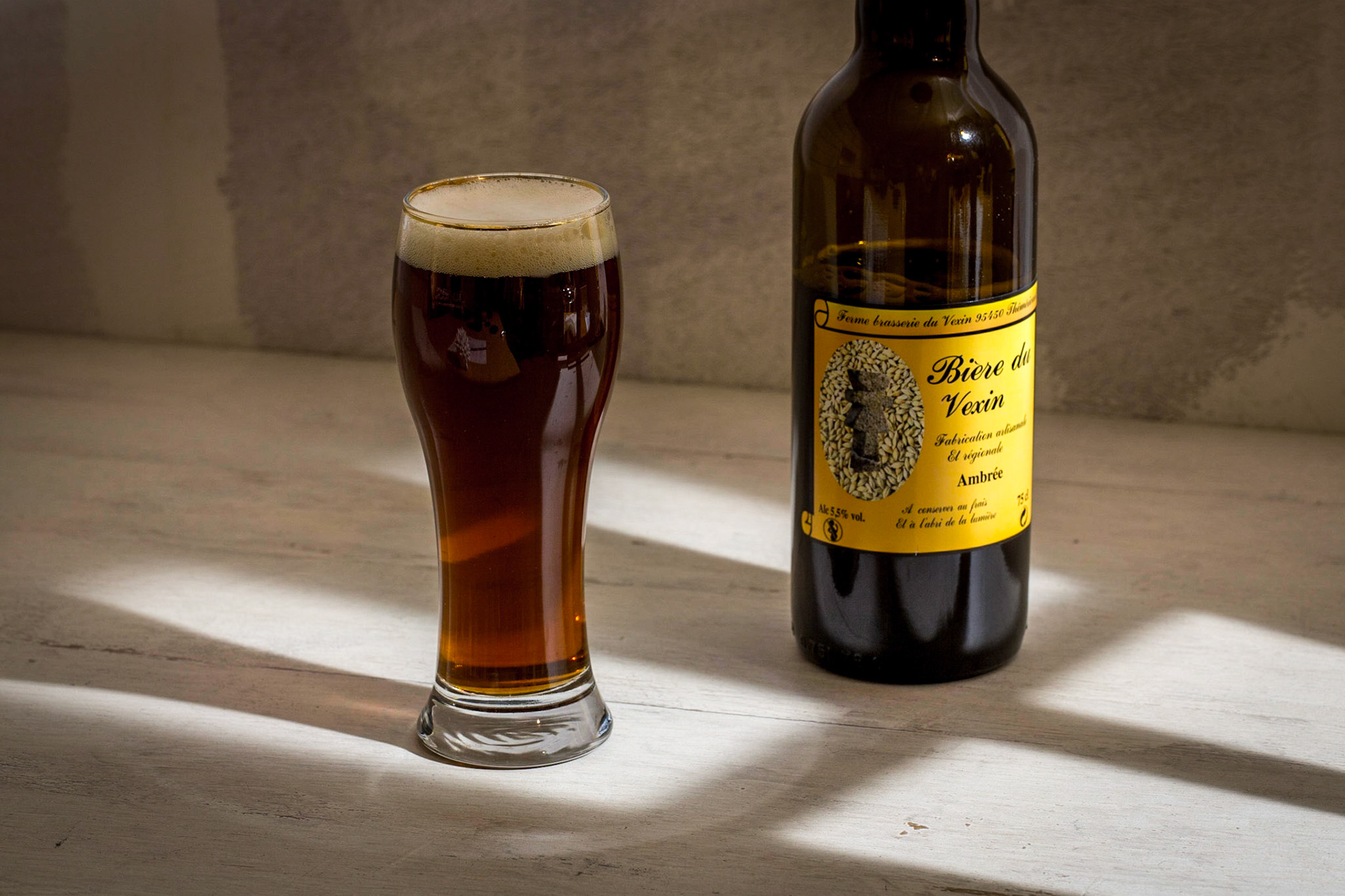 Mars 2020, confinement et activités diverses pour travailler ou passer le temps.Se détendre avec un verre de biere, seul cette fois en attendant de le faire entre amis.
