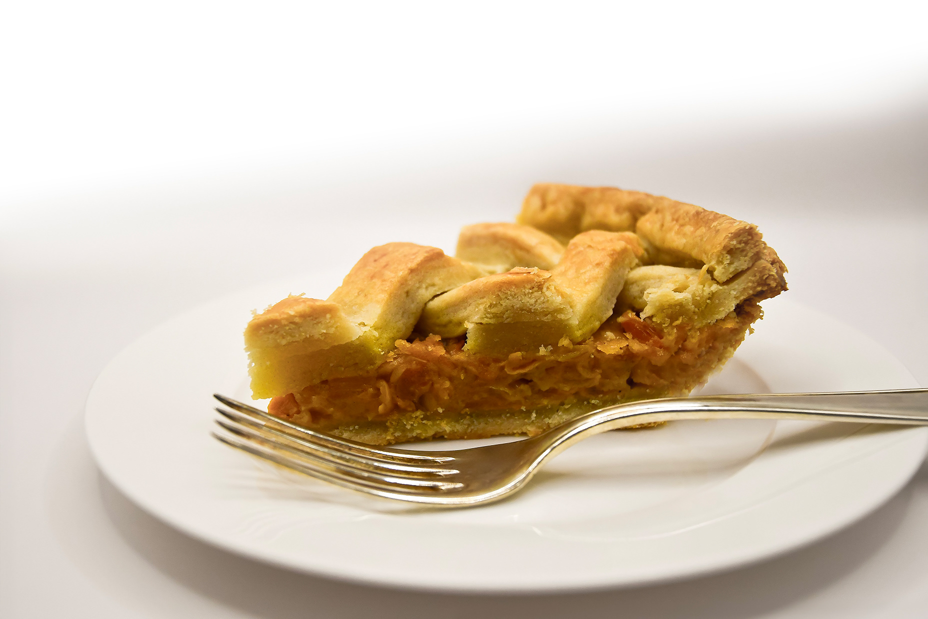 A tropical dessert featuring ripe starfruit, cinnamon, and rum, baked in a flaky, buttery crust. Perfect for impressing guests or enjoying a refreshing treat at home.