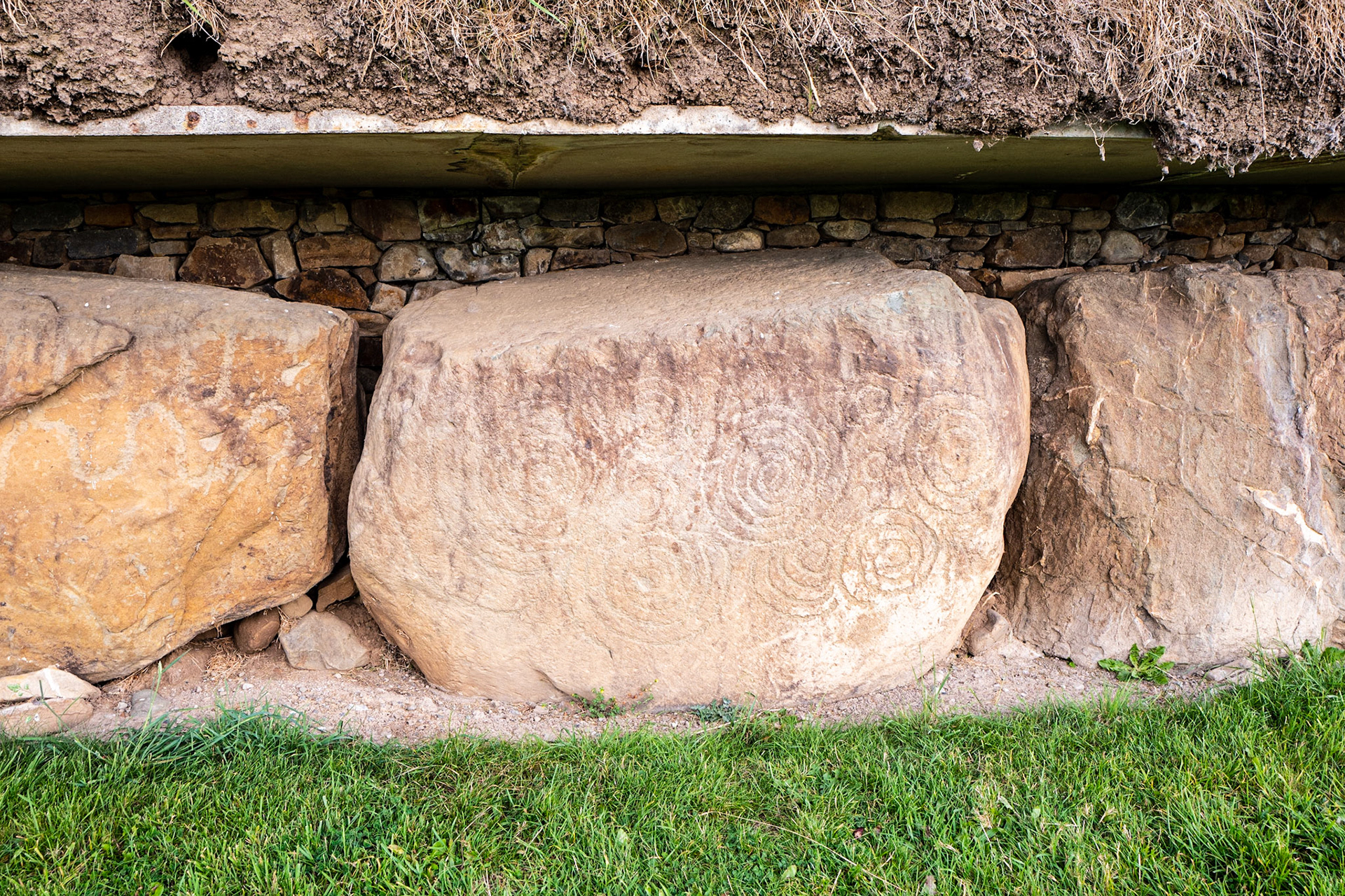 Kerbstone, Knowth tomb