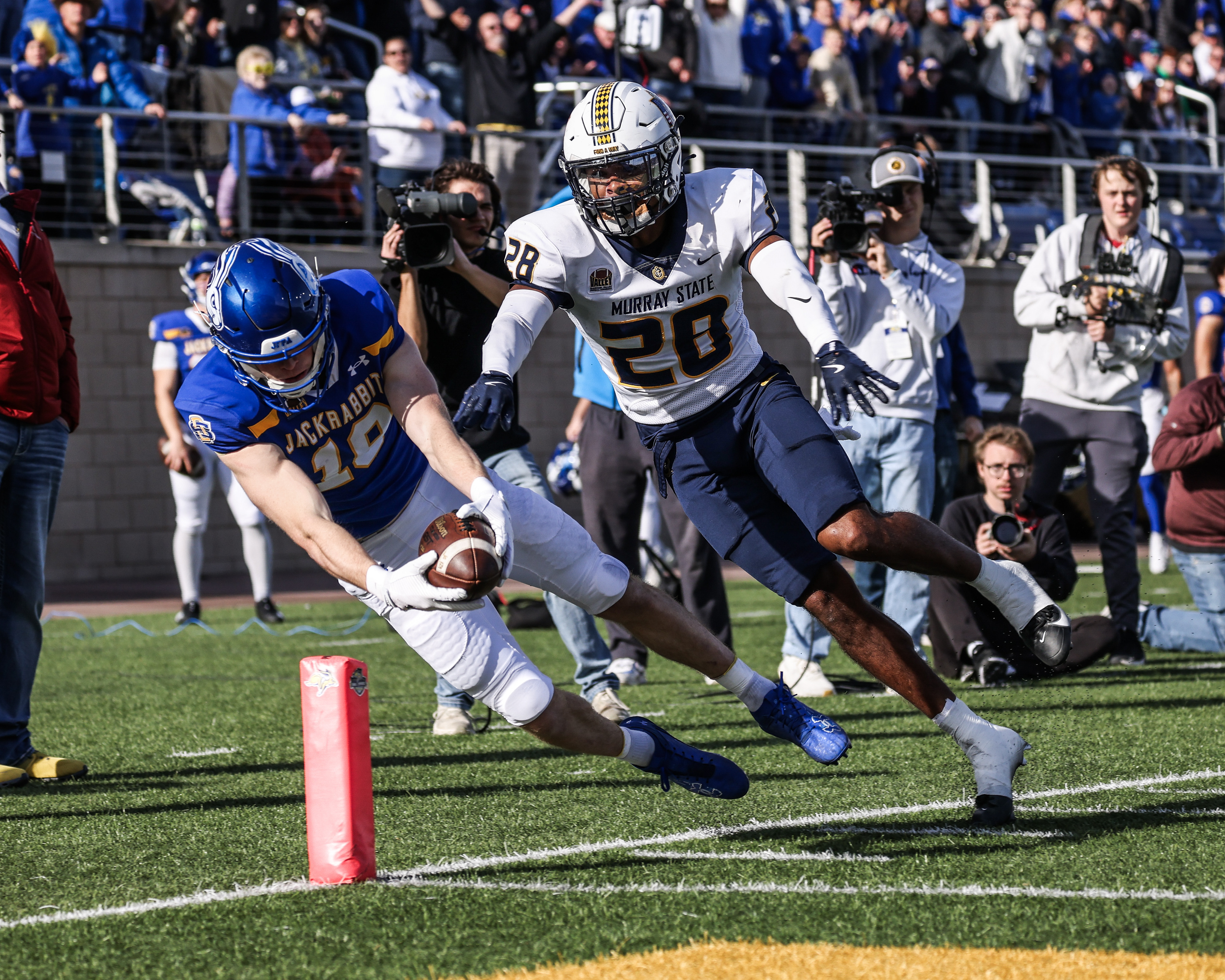All-American wide receiver Griffen Wilde stretches the ball inside the pylon for a touchdown against Murray State in 2024. With a defender draped on him, Wilde’s effort highlighted a dominant offensive game for the Jackrabbits.