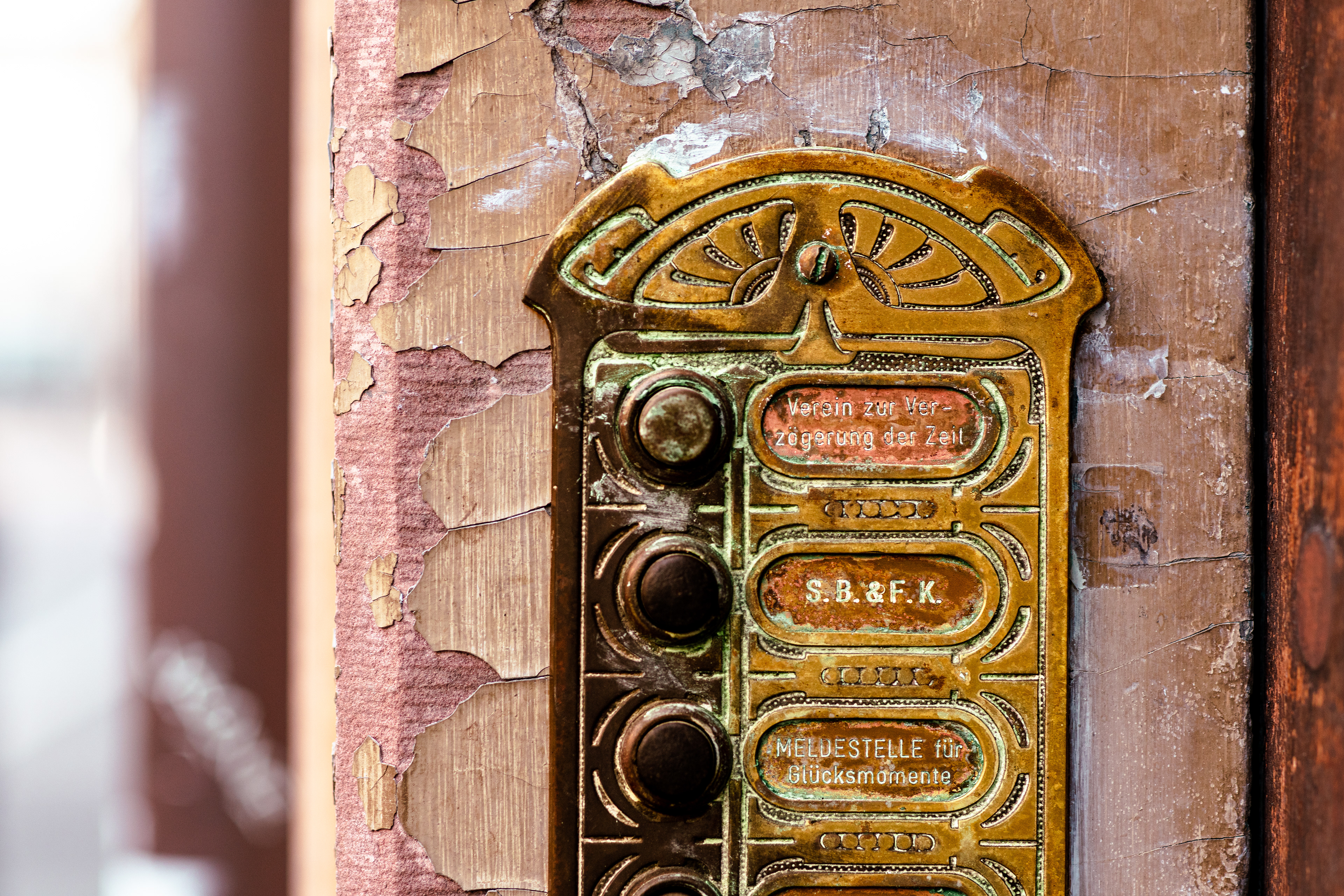historisches Klingelschild in der Baseler Altstadt