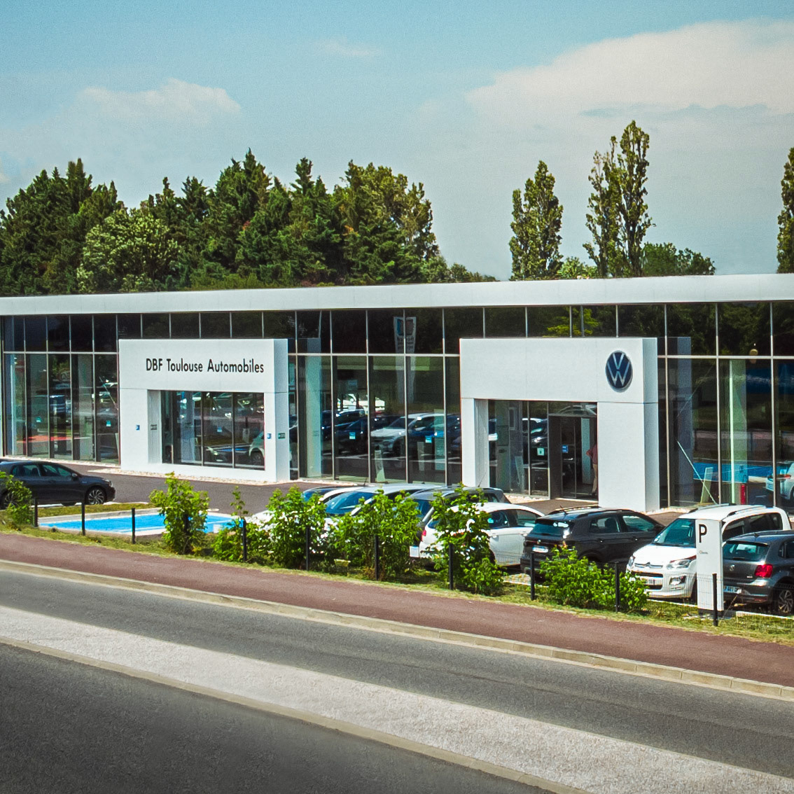 Photo retouchée sur photoshop. Suppression d'élément : grue, voiture, etc.