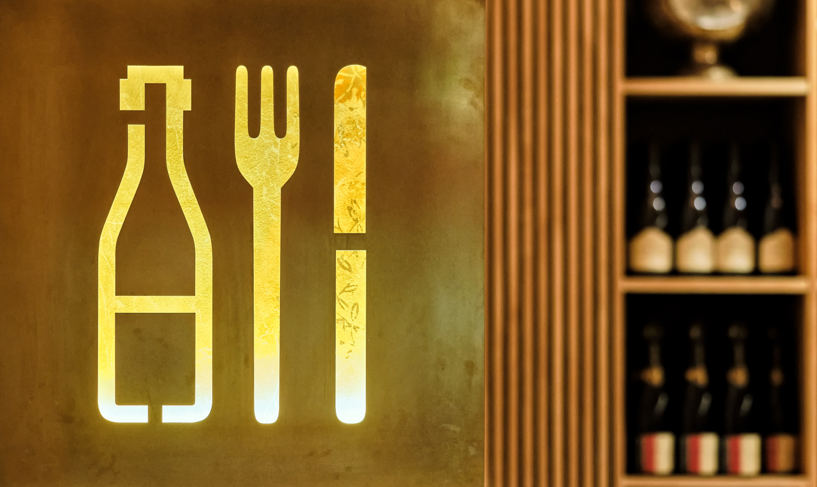 Emblem für das Restaurant sorgenfrei, Metallmanchette, gelasertes Logo | berensdesign