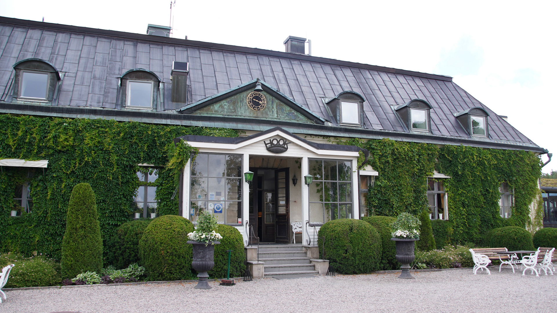 Hooks Manor on Entrance View
