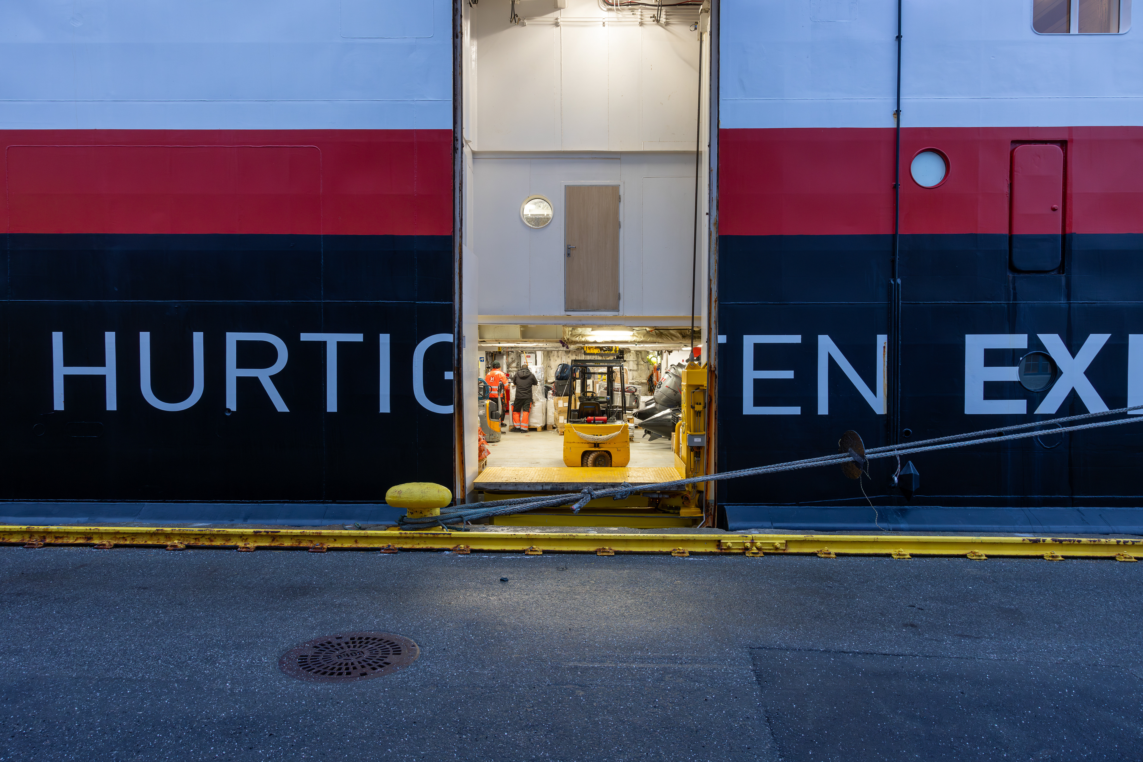 de laadruimte met de zodiacs en kajaks