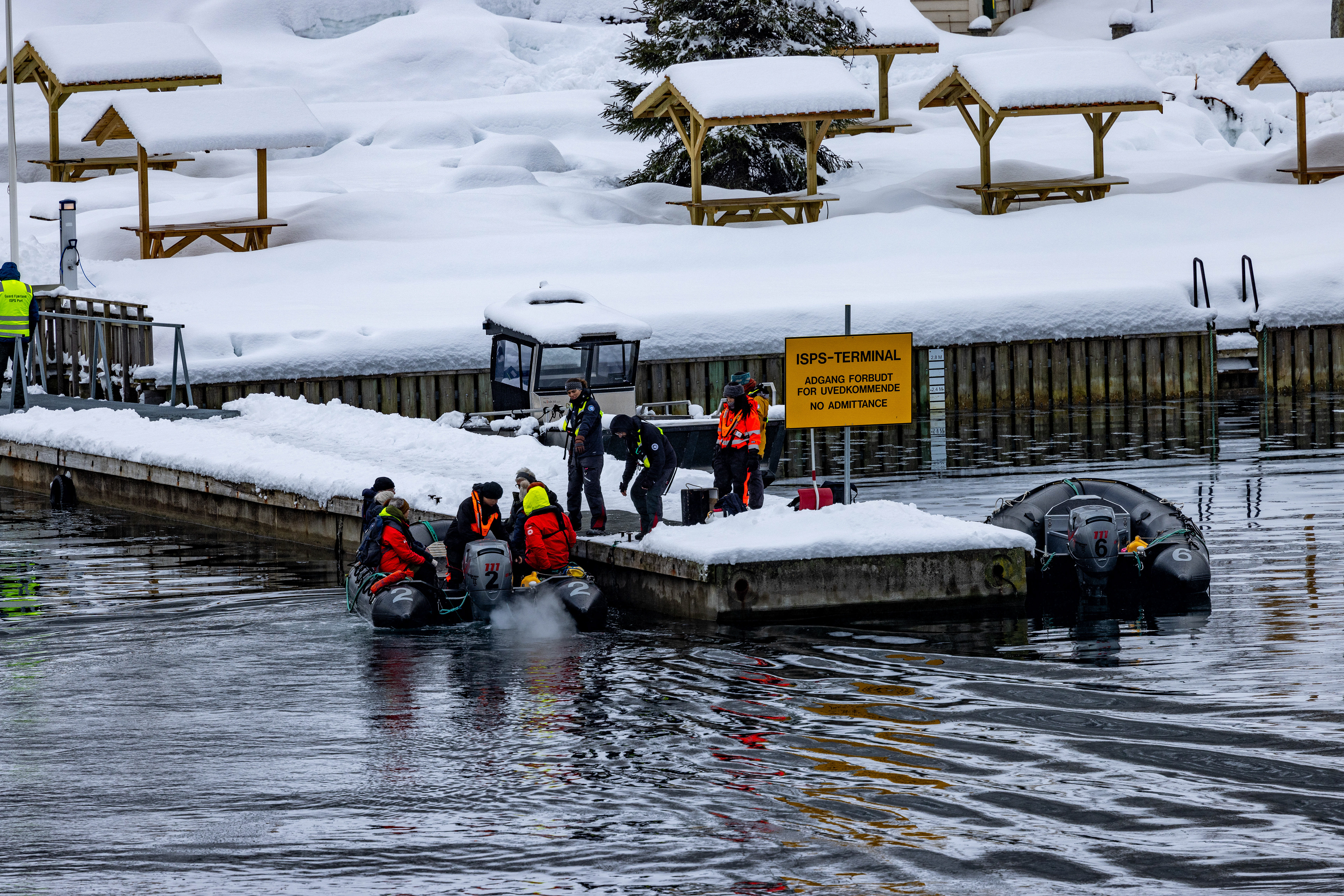 met de zodiac aan land