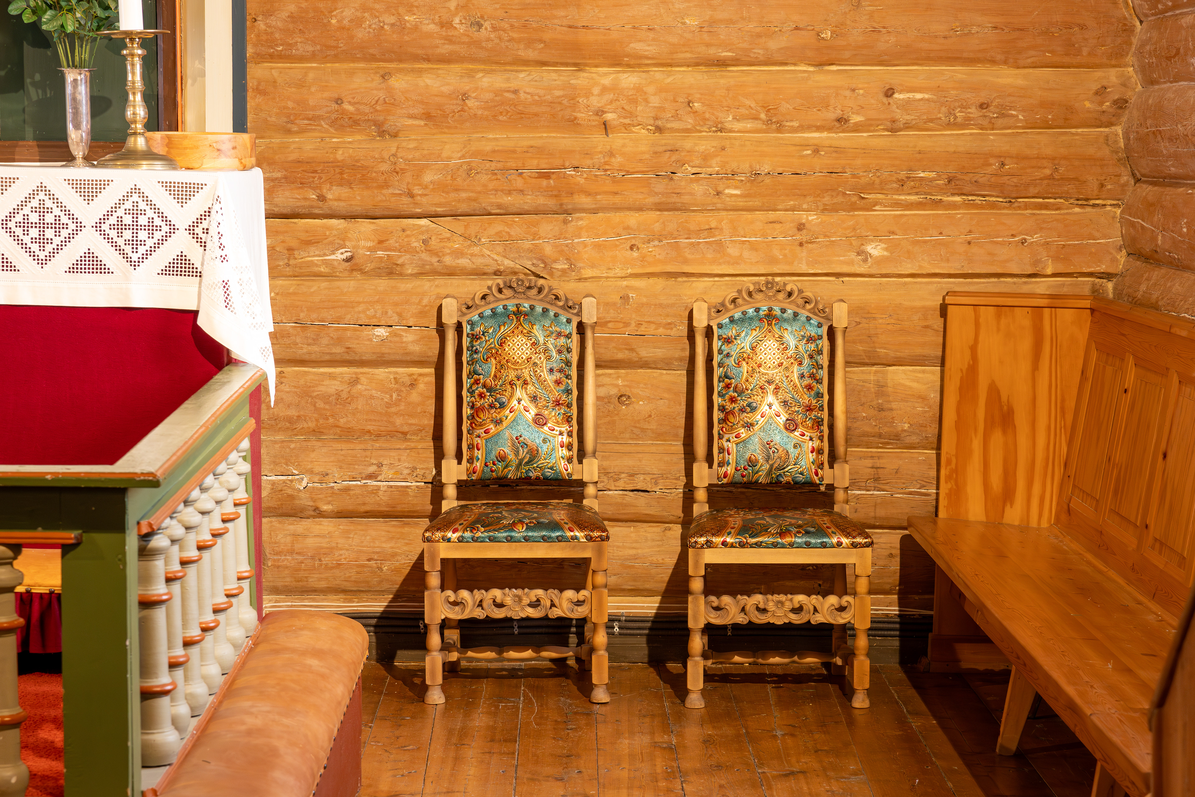 trouwstoelen in het kerkje van Torsken