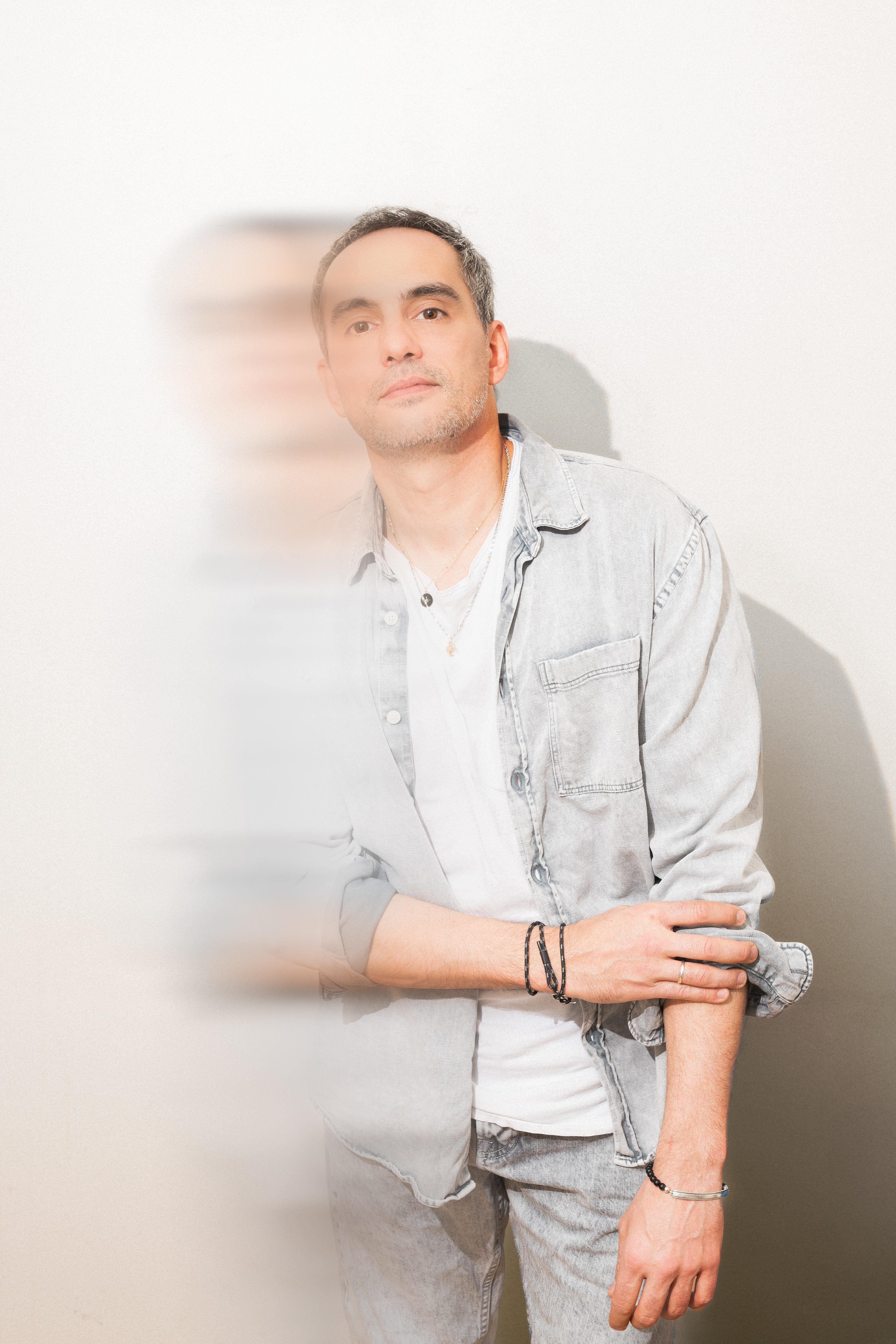 Portrait de Geordie pour son projet musical PRESIA