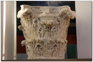Fac similé de Chapiteau roman. moulage du chapiteau original , reconstitution des pièces moulées en atelier