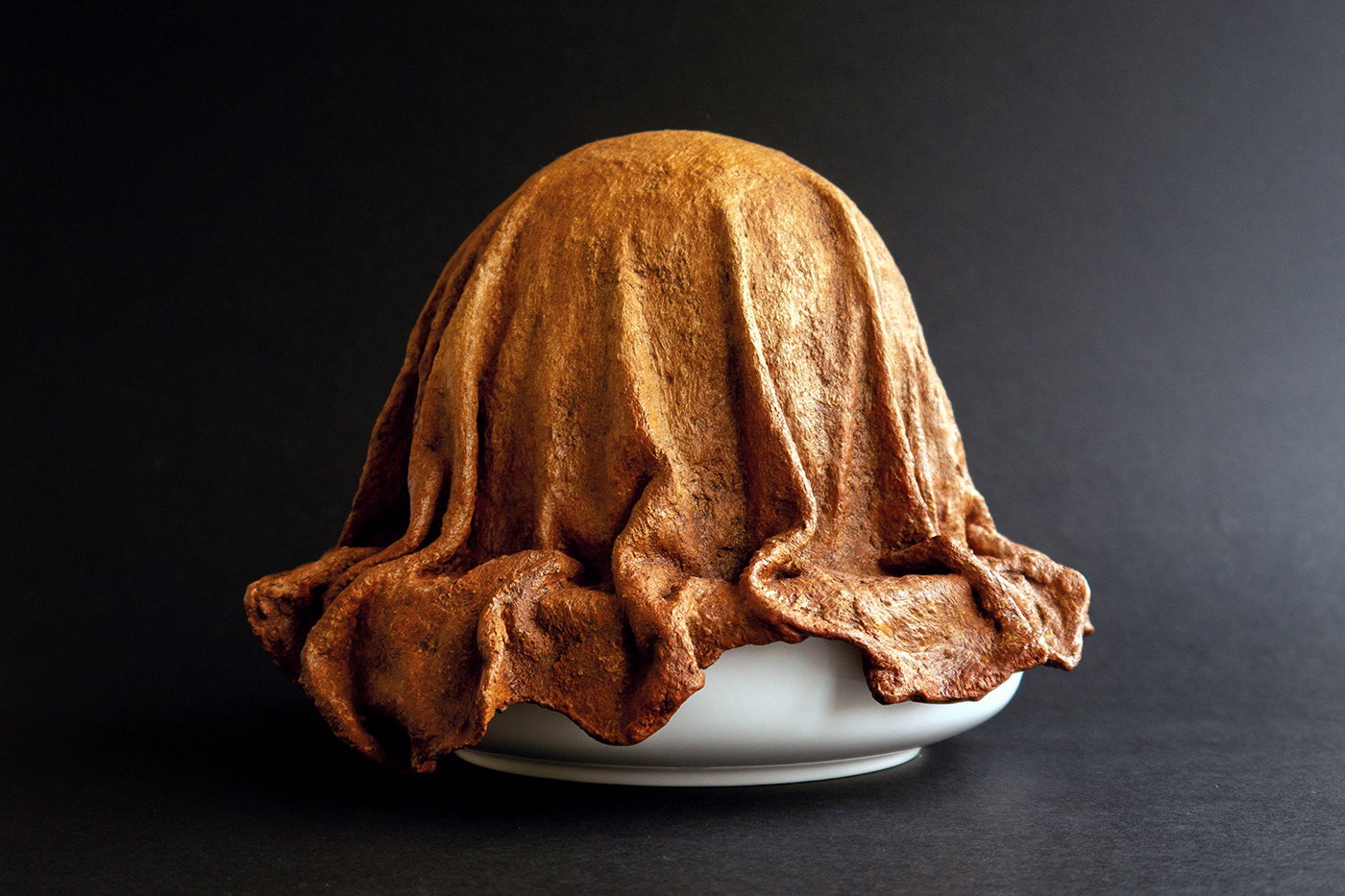 Secret 1. Synthetic resin, ceramics, wood and gold, 19 x 25 x 25 cm.