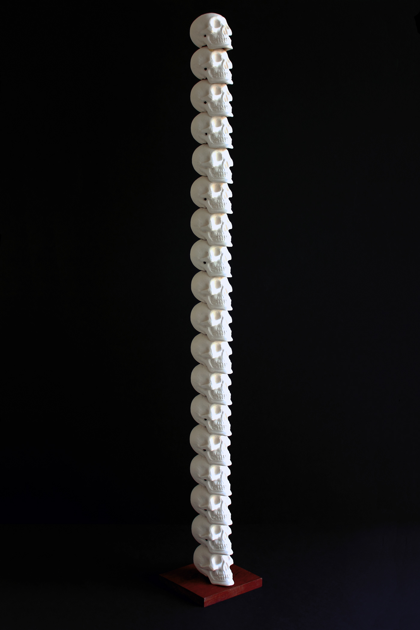 Endless Collumn. Ceramics and wood, 100 x 12 x 12 cm.