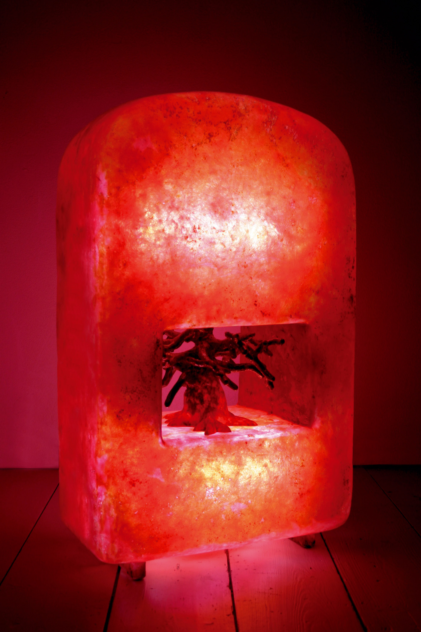 Athanor 3. Polyester, 83 x 50 x 27 cm.