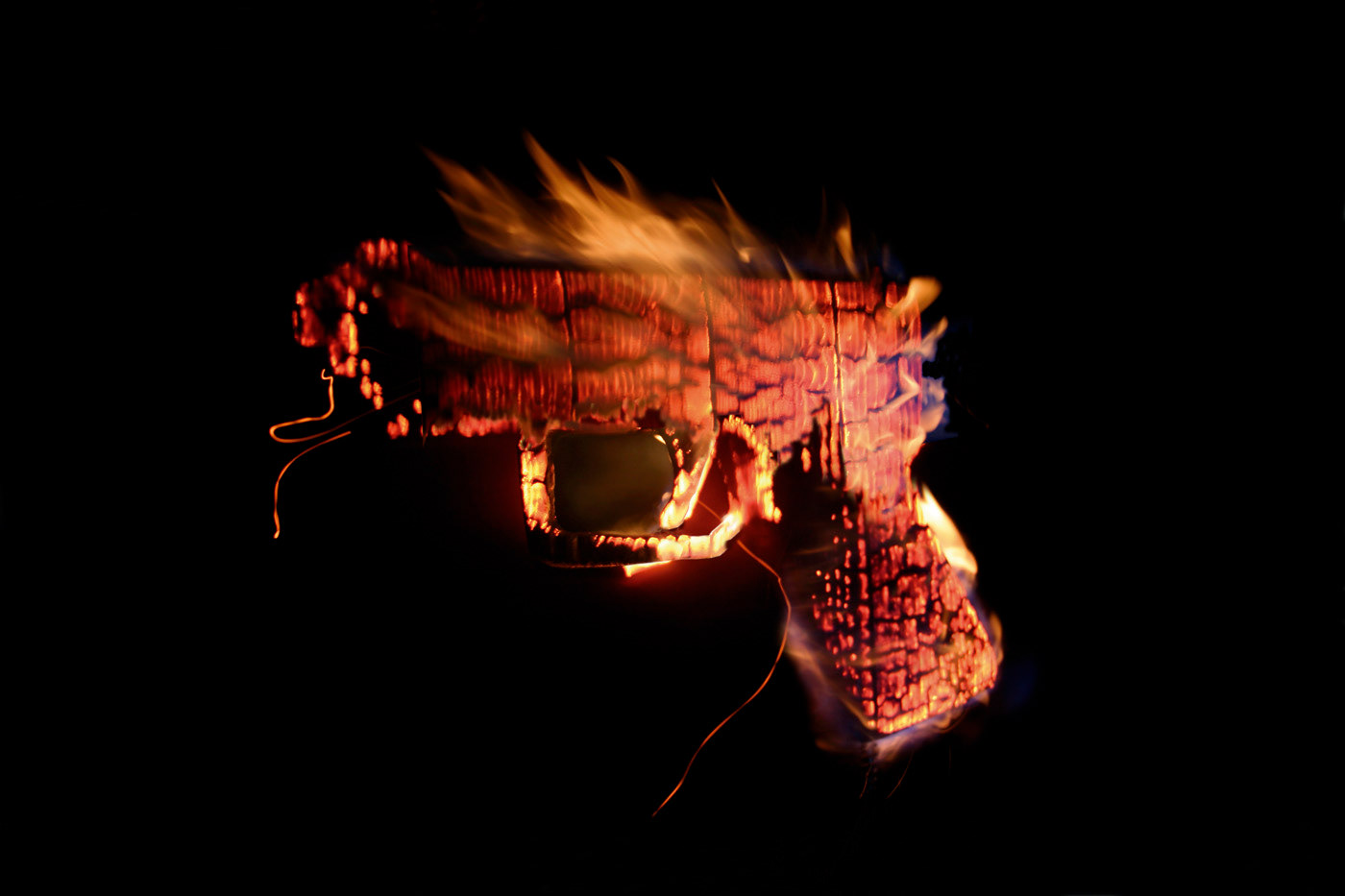 Gun. Photograph, 40 x 60 cm.