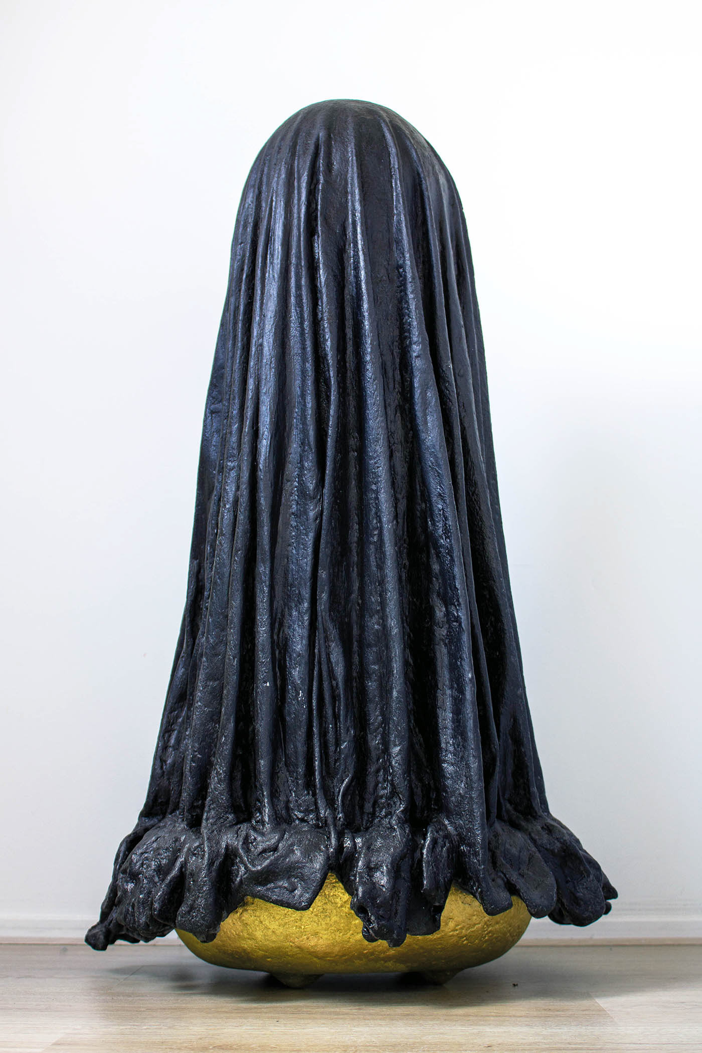 Secret 2. Synthetic resin, lava and gold, 84 x 48 x 48 cm.