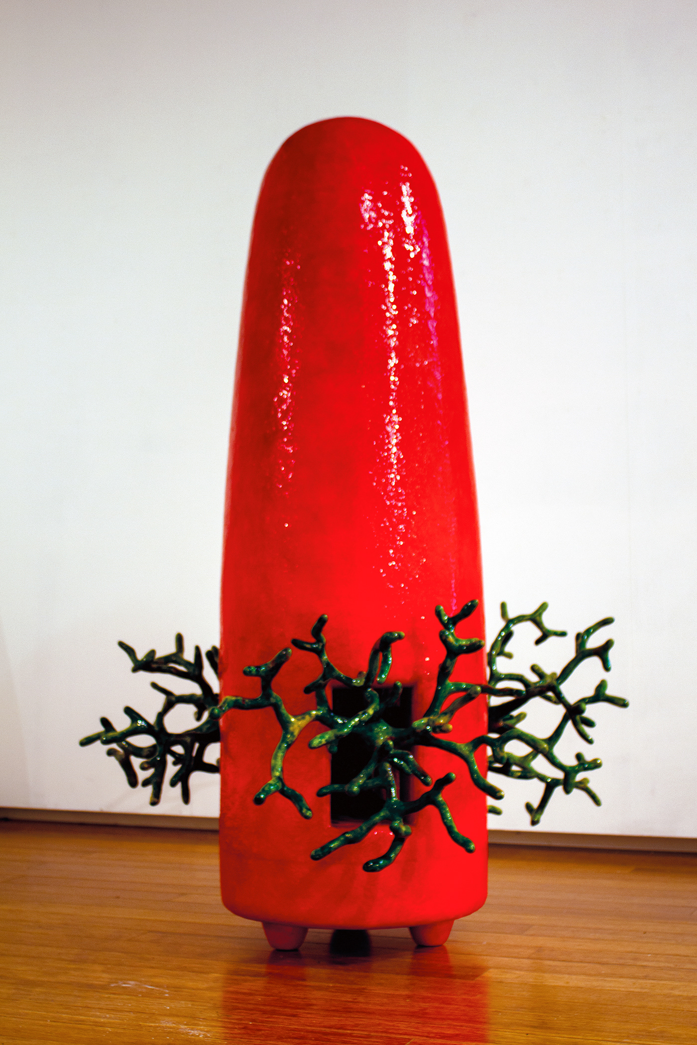 Athanor 2. Polyester, 150 x 100 x 100 cm.