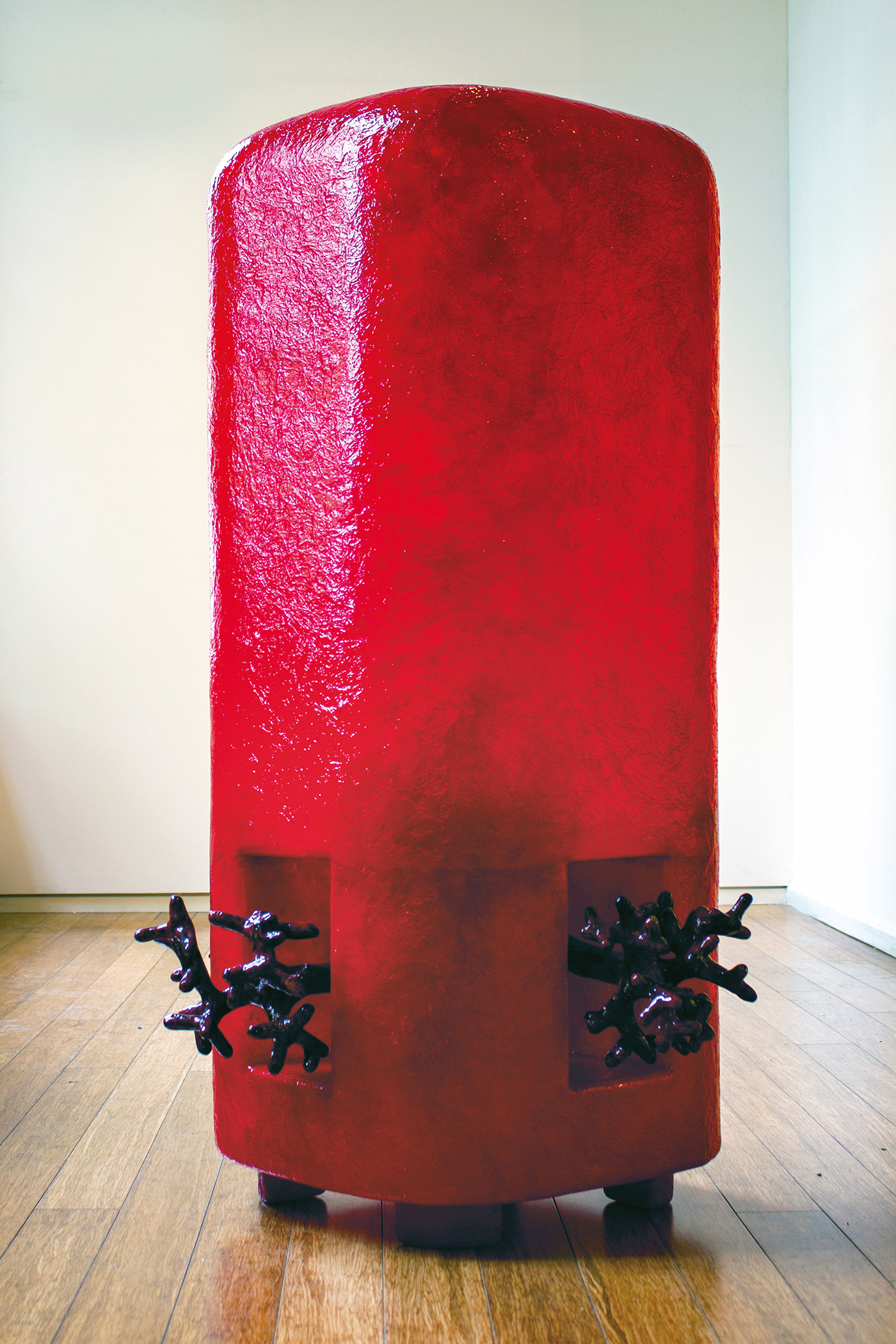 Athanor 1. Polyester, 120 x 80 x 80 cm.