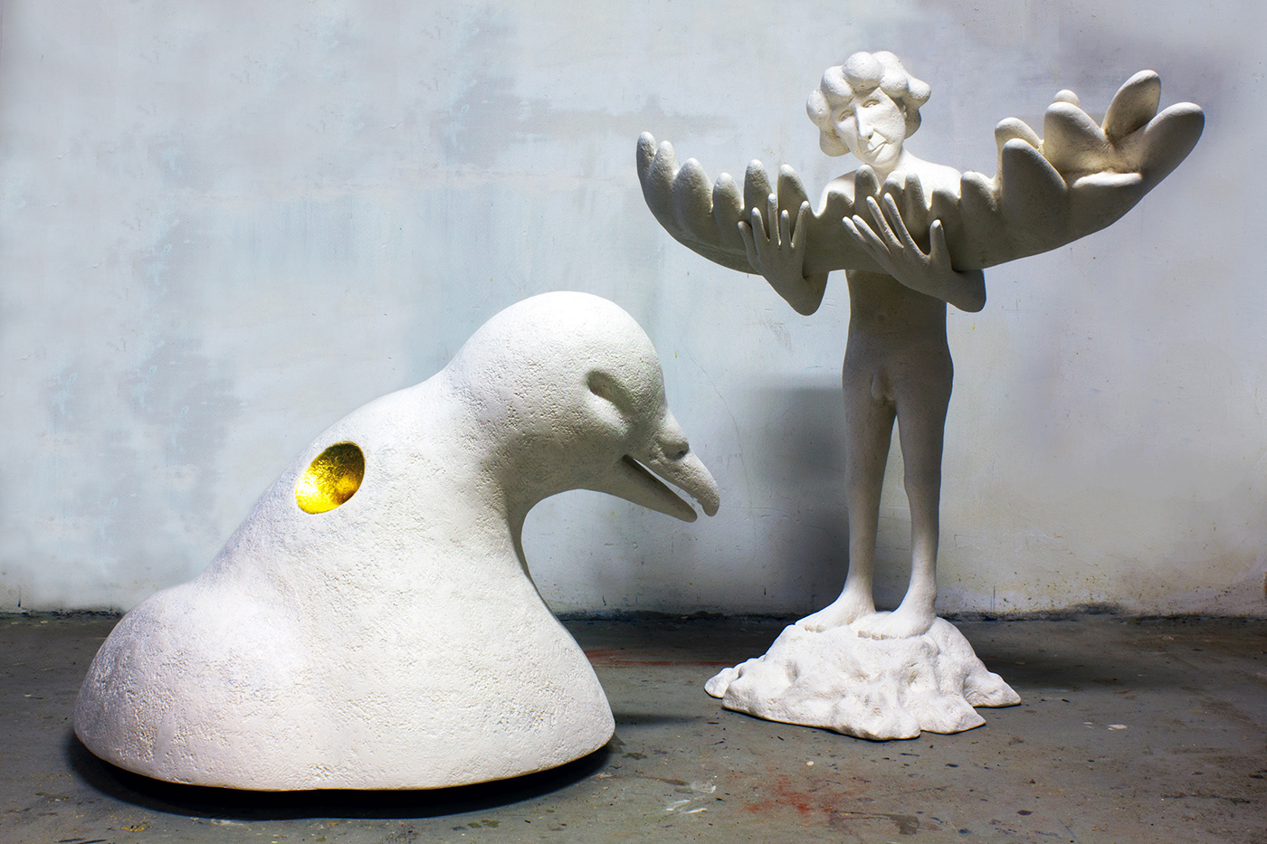 Bird in My Head, synthetic resin and gold, 110 x 300 x 300 cm..