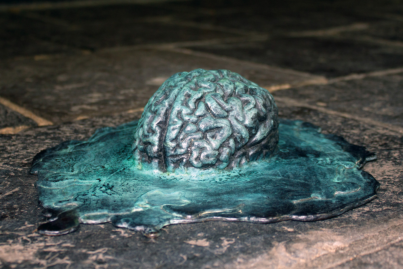 Oblivion. Bronze, 8 x 28 x 35 cm.