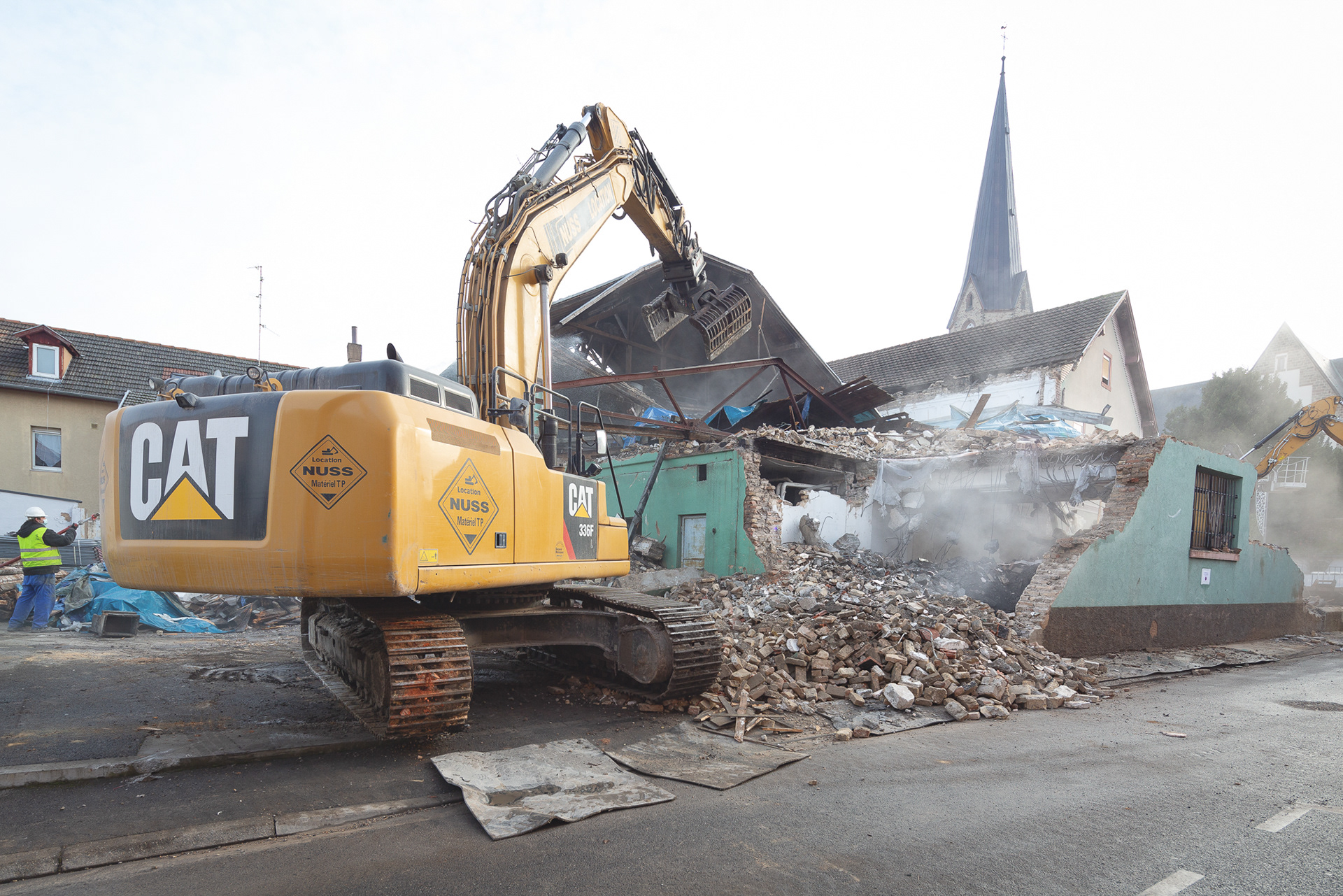 14 décembre 2021 - Sur la tranche Ouest du Sapin Vert, les machines démolissent par le haut la partie Nord du bâtiment.