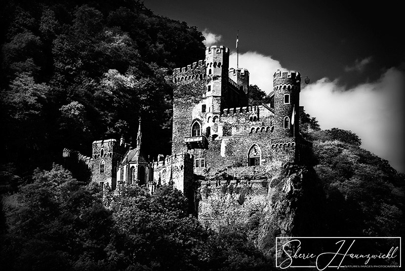 Burg Rheinstein in B&W