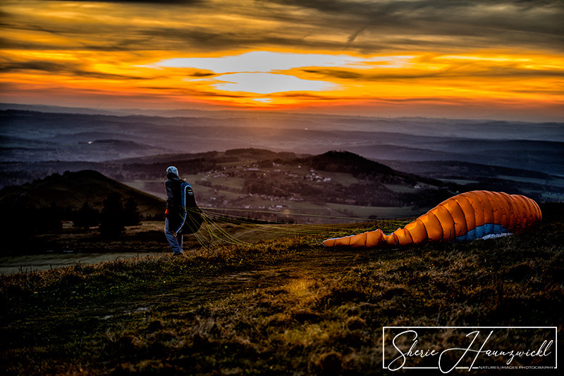 Gleitschirmflieger bei Sonnenuntergang