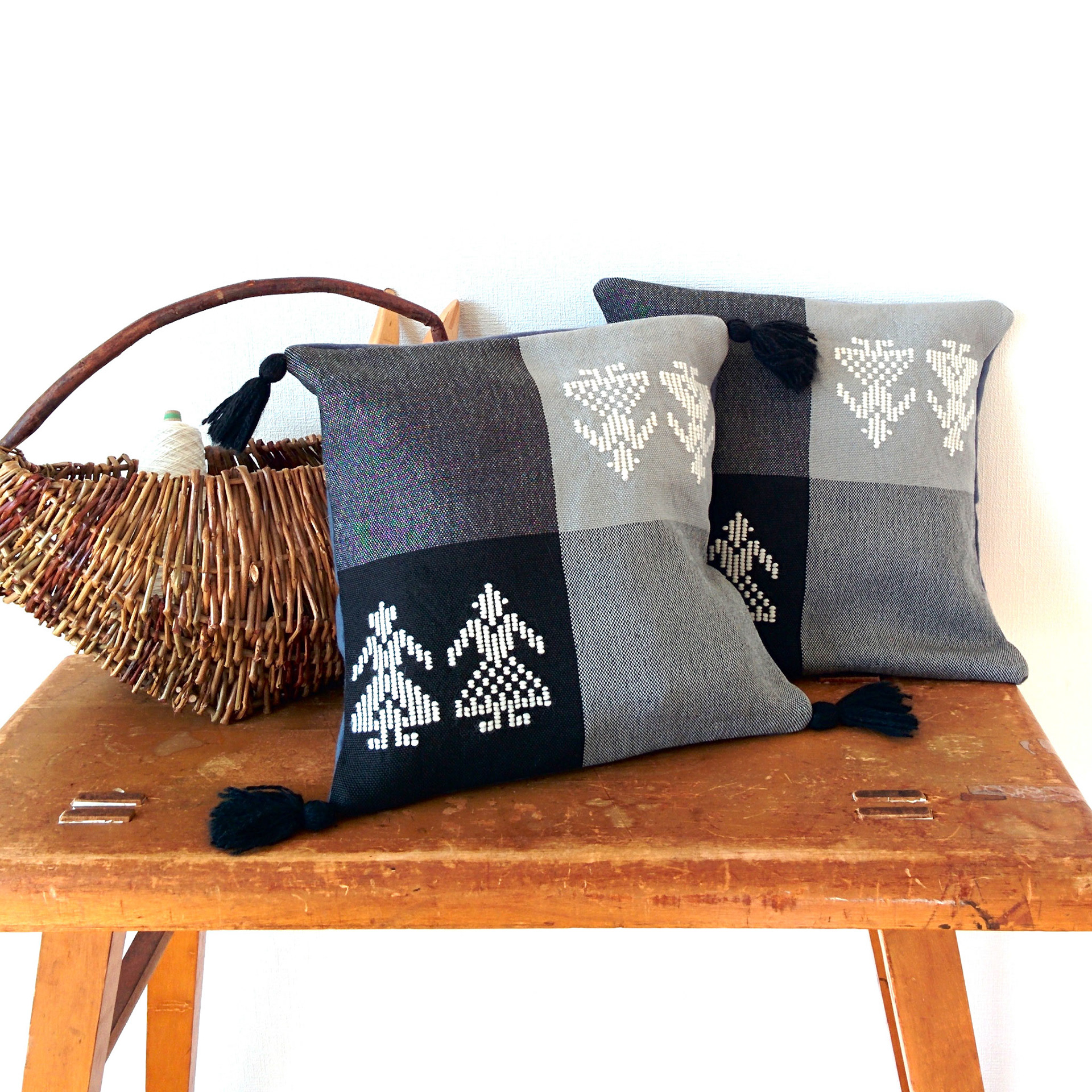 "Flickor"2014 <Cushion>クッション 女の子柄 material: Linen(表地)/ Wool(裏地) size: 35 × 35 cm design, fabrication:Hanako Fujino