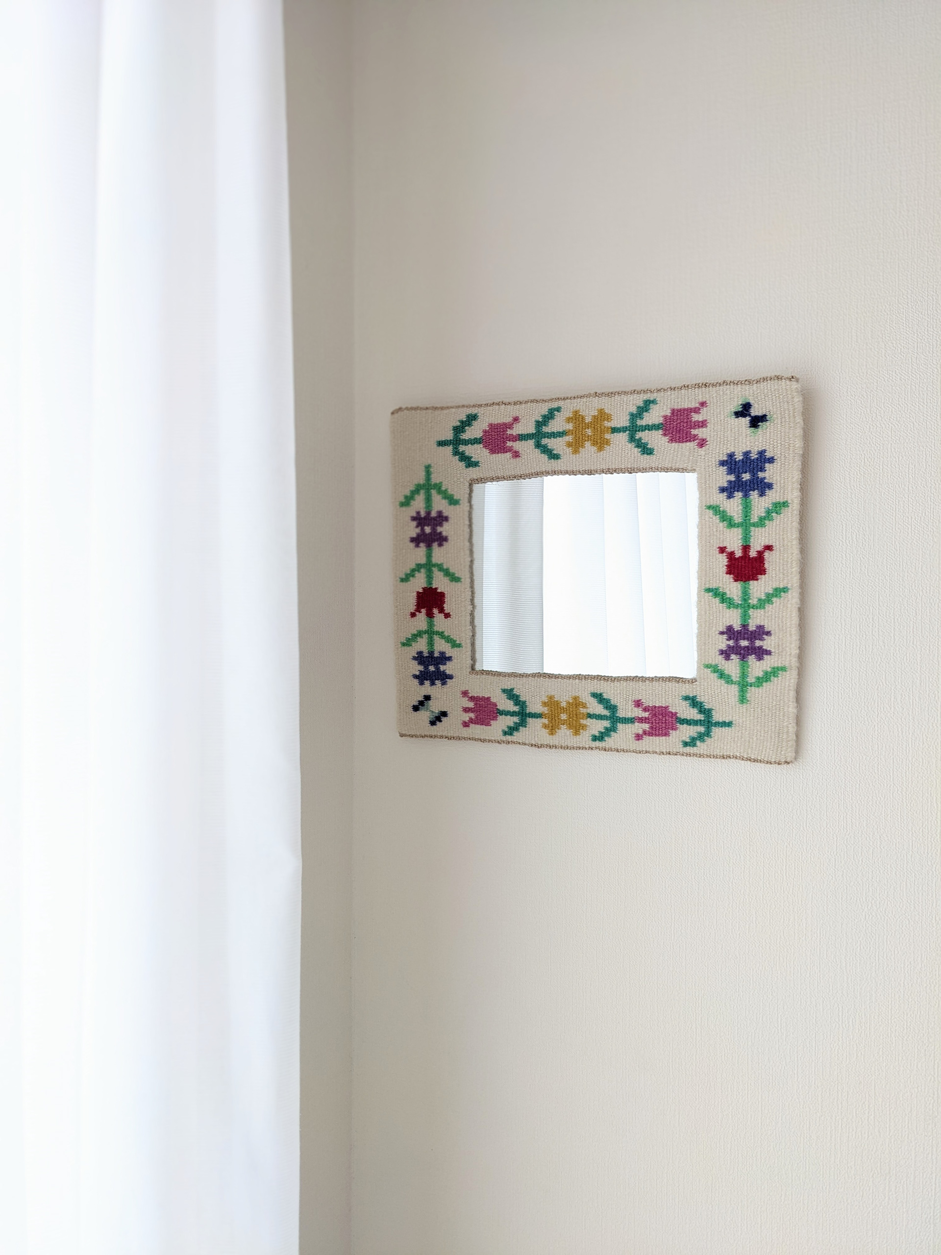 “FlowerMirror" 2022 <TapestryMirror>タペストリー鏡 material: Linen/Wool size: 30×25×1cm design, fabrication: Hanako Fujino