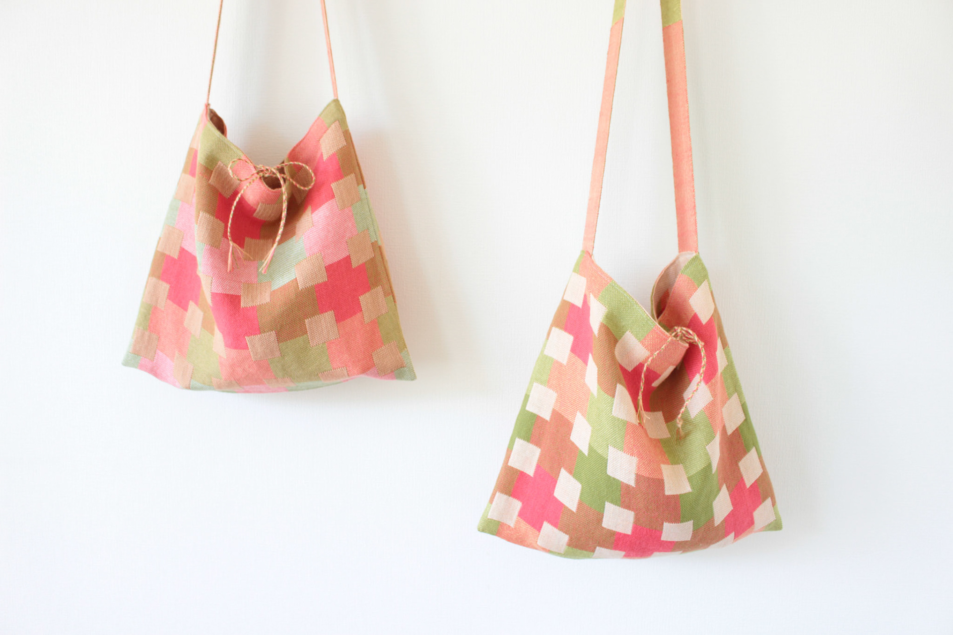 "Rutig" 2017 <Linen bag> リバーシブルショルダーバッグ material: Linen size: 37×34cm design, fabrication: Hanako Fujino