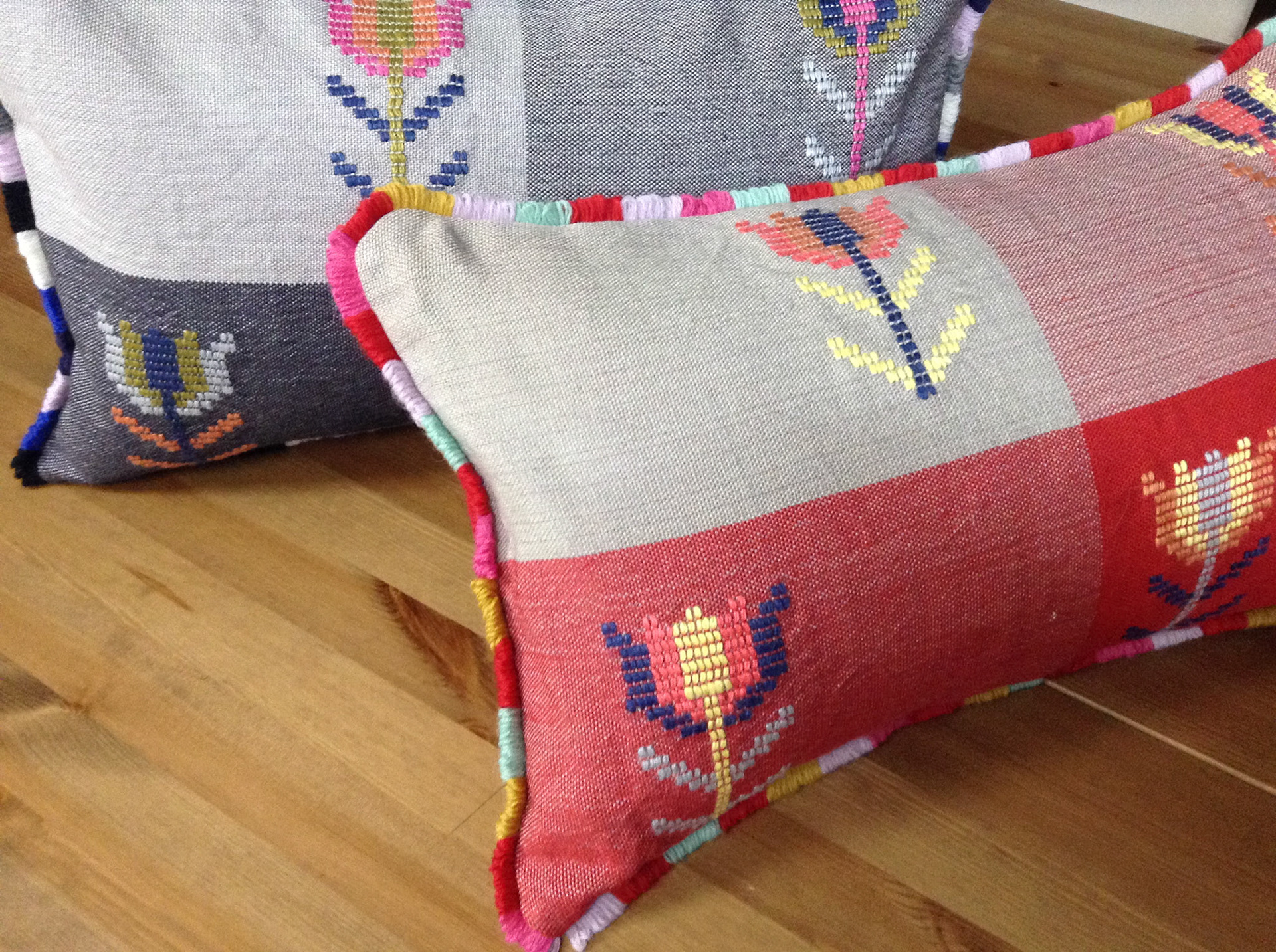 "Blommor"2014 <Cushion> 横長クッション material: Linen / Wool size: 30 × 50 cm design, fabrication: Hanako Fujino