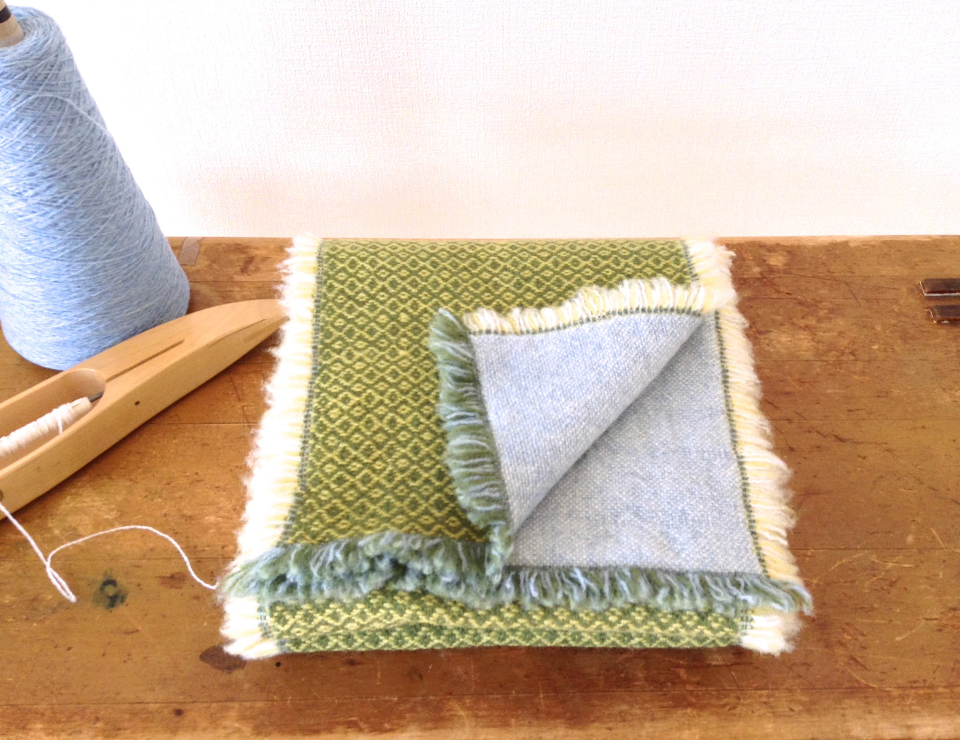 "Halsduk"2015 <Two-sided muffler> リバーシブルマフラー material: Lumb wool size: 20 × 175 cm design, fabrication: Hanako Fujino