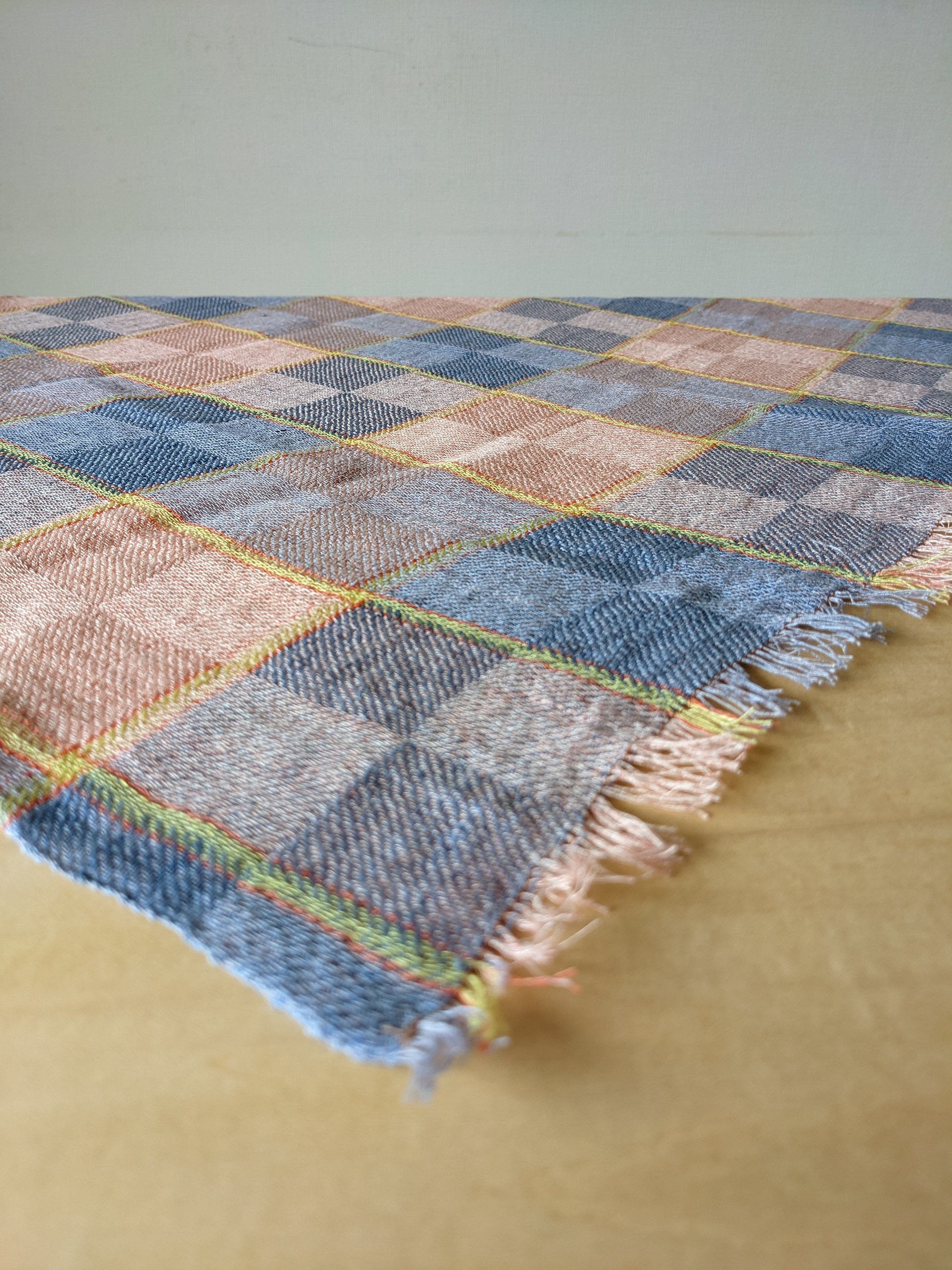 “ゆらぎss" 2020 <Shawl>ショール material: Linen size: 70×70cm design, fabrication: Hanako Fujino