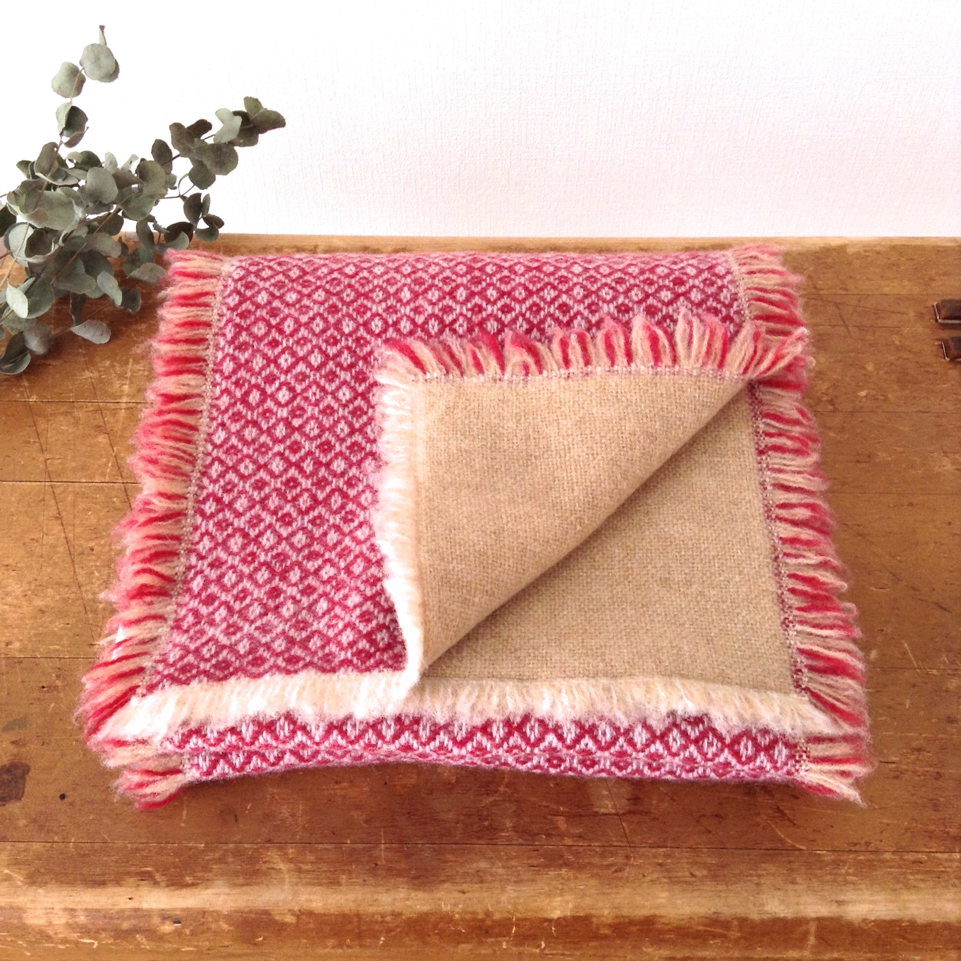 "Halsduk"2015 <Two-sided muffler> リバーシブルマフラー material: kashmere/ Lumb wool size: 20 × 175 cm design, fabrication: Hanako Fujino