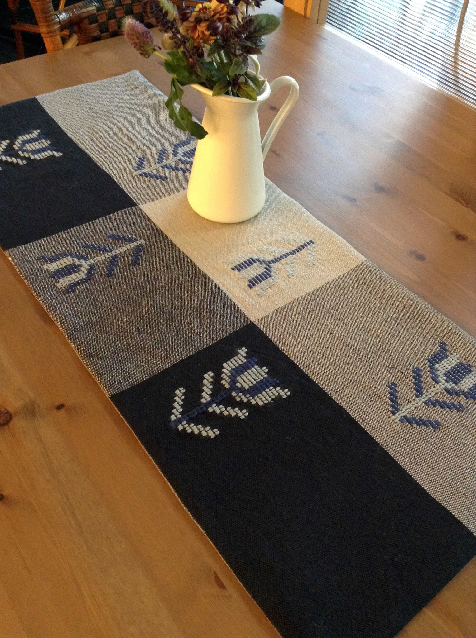 "Blommor"2014 <table runner>テーブルランナー material: Linen(表地)/ Cottolin(裏地) size: 35 × 85 cm design, fabrication:Hanako Fujino