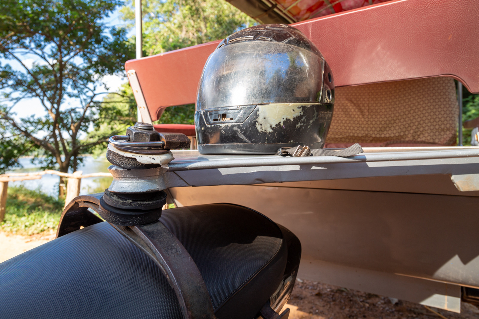 Ball hitch, allowing the rider to lean the bike
