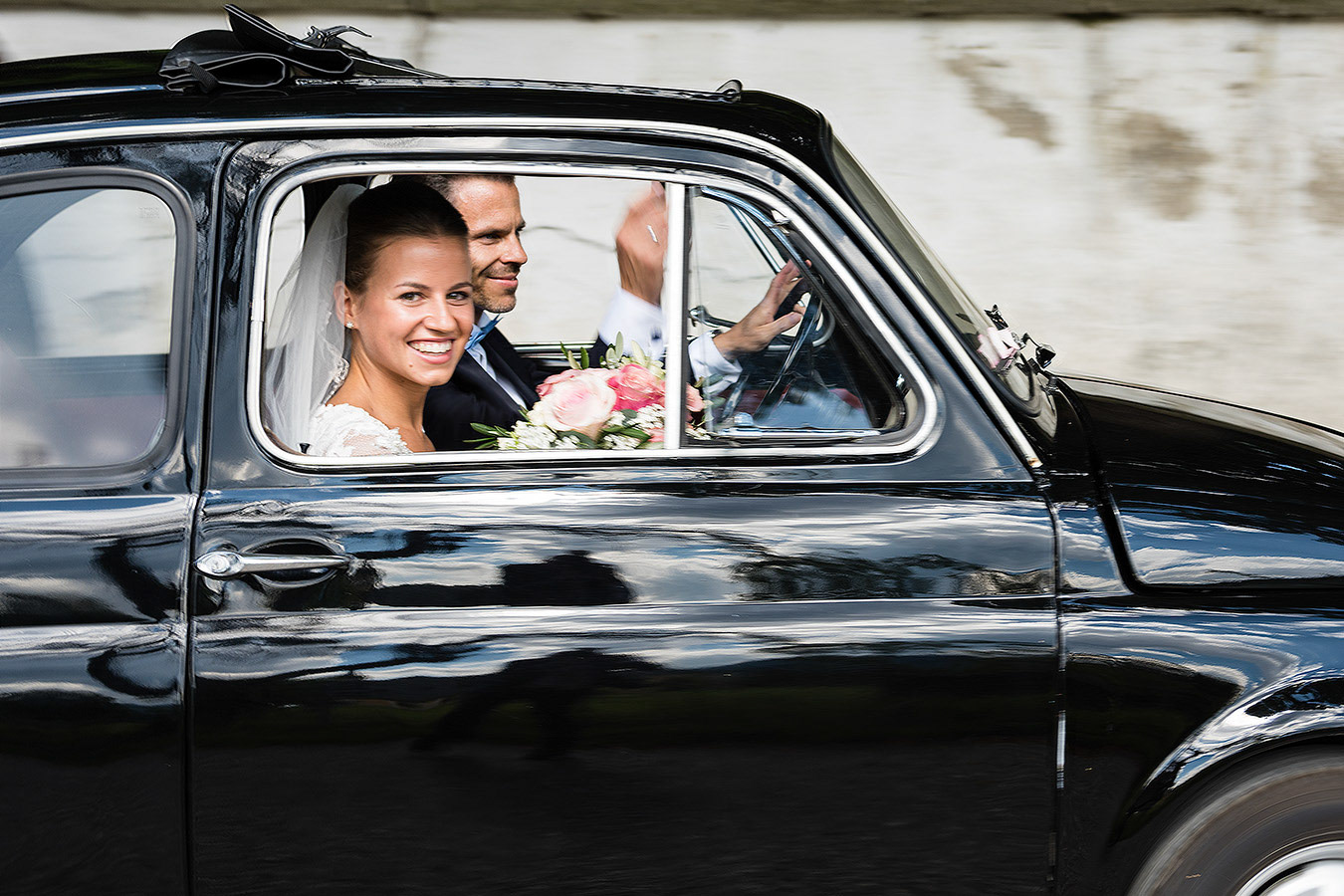 newlyweds in Fiat 500