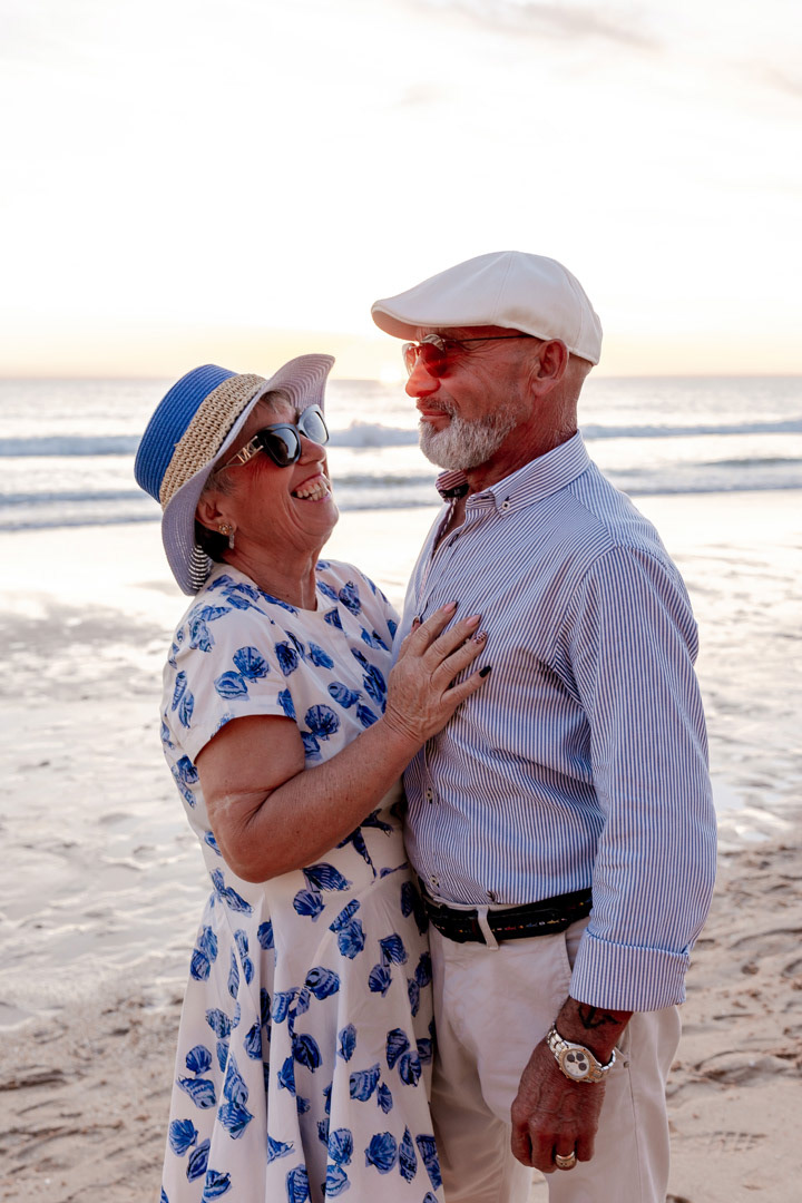 fotografia de casal ao por de sol na praia da gale no algarve 5