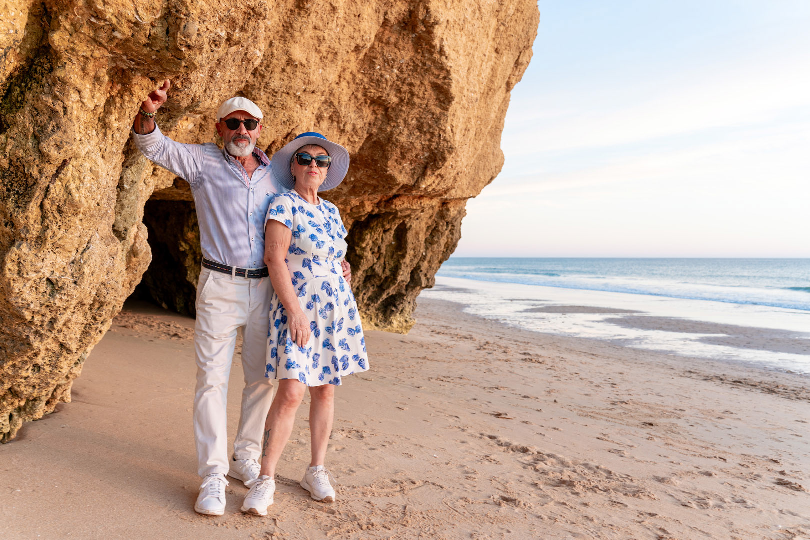 fotografia de casal ao por de sol na praia da gale no algarve 4