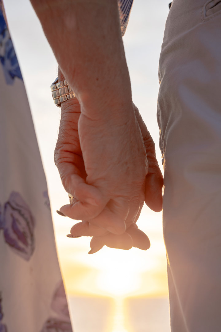 fotografia de casal ao por de sol na praia da gale no algarve 1