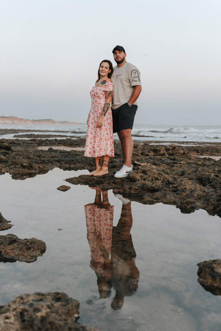 fotografia de casal na praia maria Luisa no algarve 10