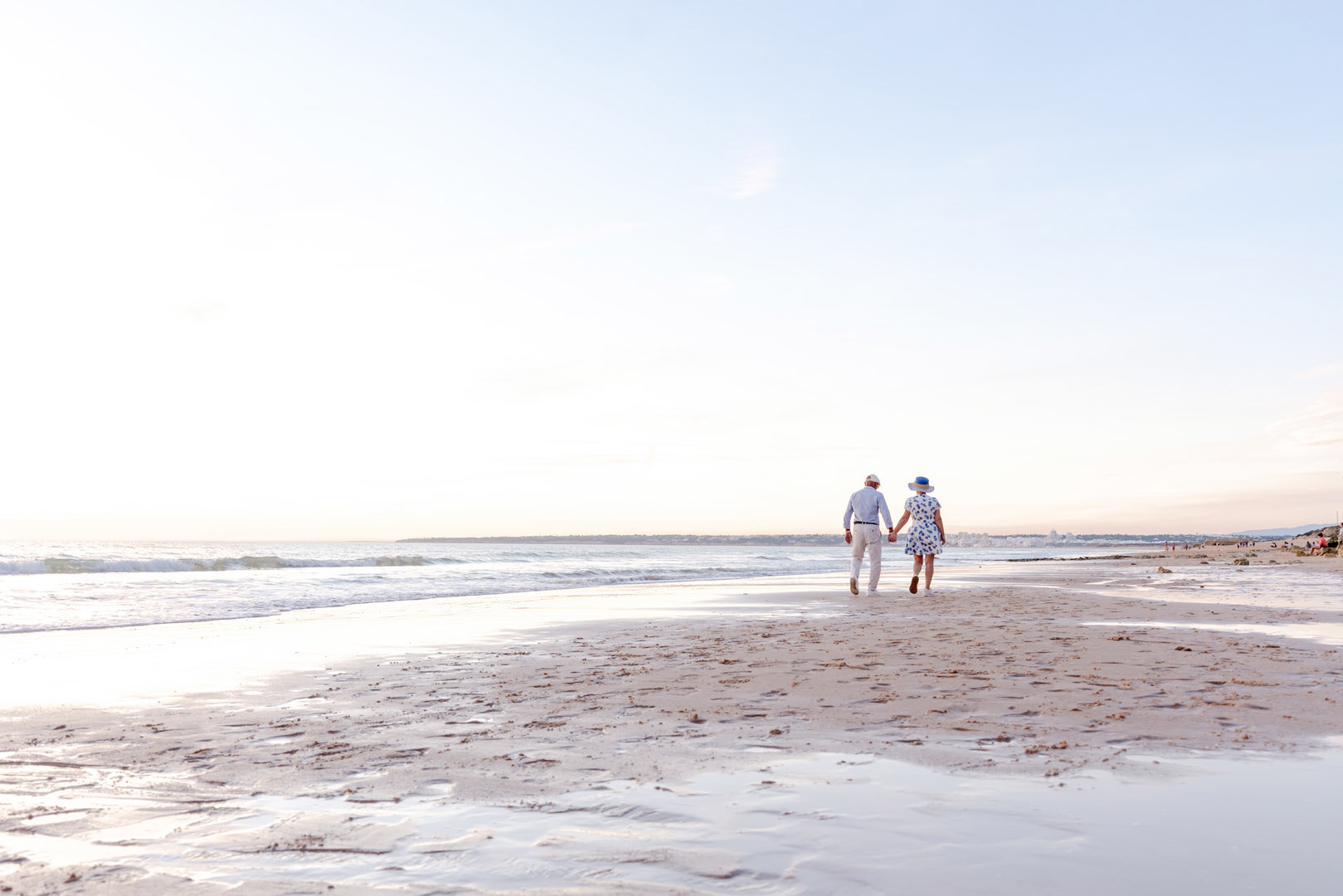 fotografia de casal ao por de sol na praia da gale no algarve 7
